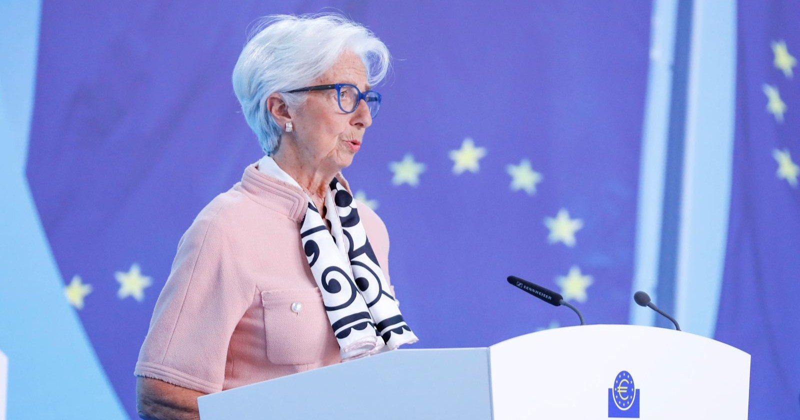 Christine Lagarde, Präsidentin der Europäischen Zentralbank, spricht bei der Pressekonferenz vor EU-Flagge.