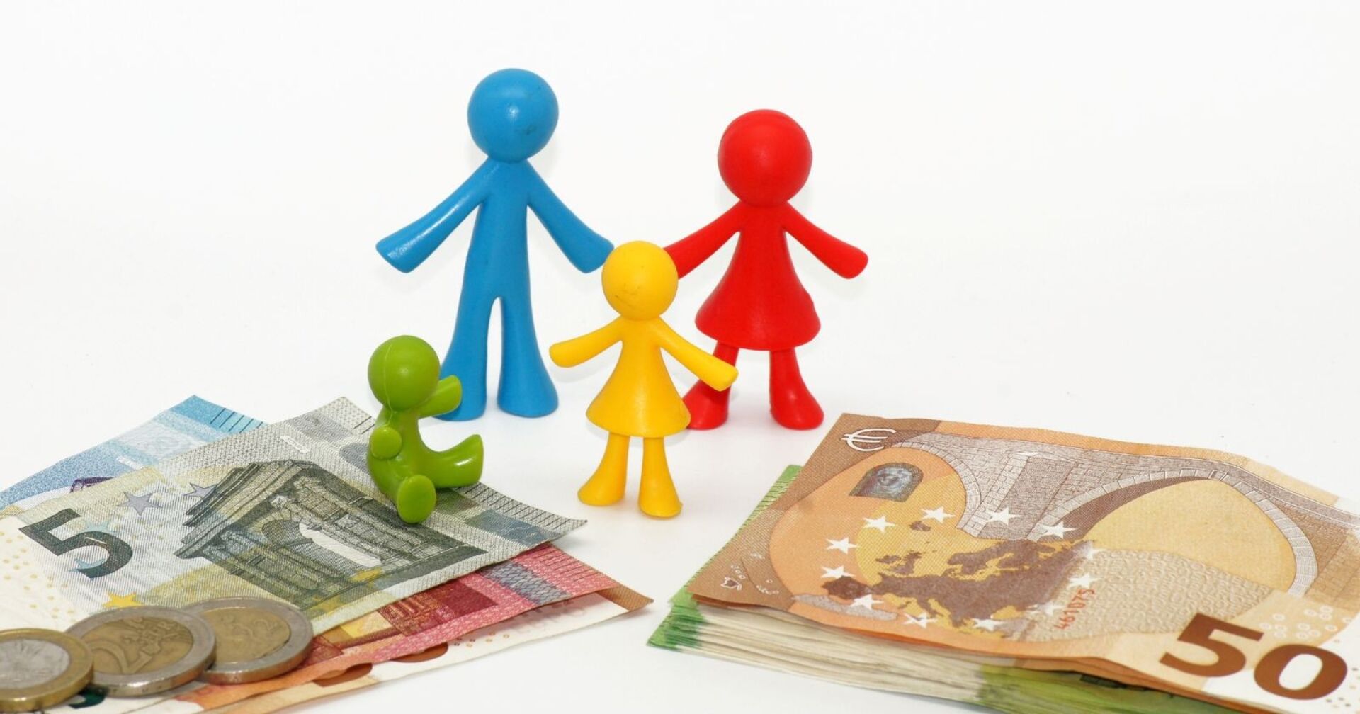 Bunte Figuren einer Familie neben Euro-Banknoten und Münzen, Symbolbild für Familienbeihilfe und finanzielle Unterstützung.