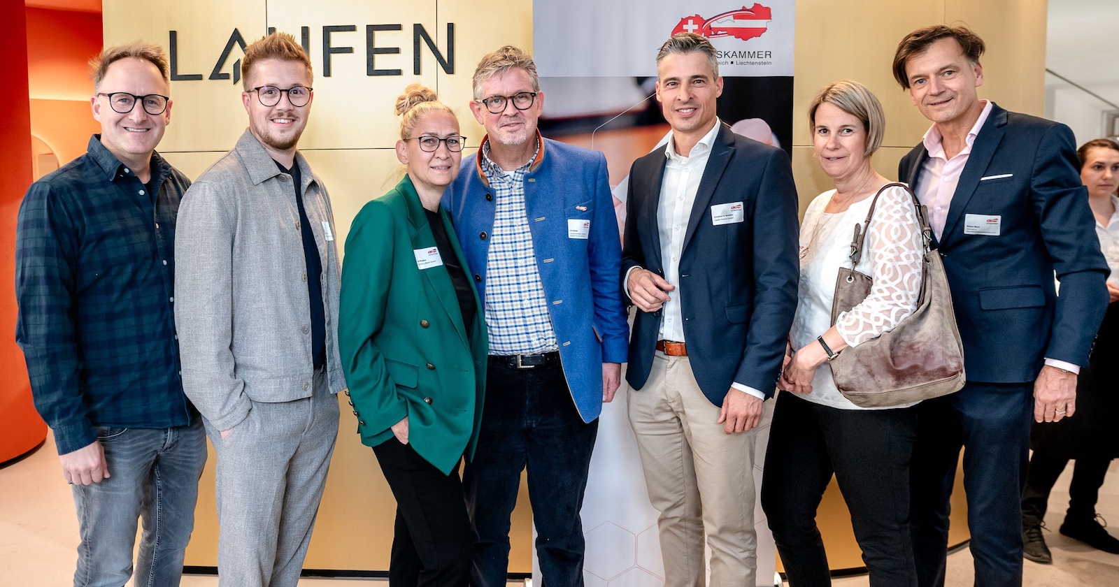 Sieben Netzwerker in den Räumen vom &quot;Laufen space Wien&quot;