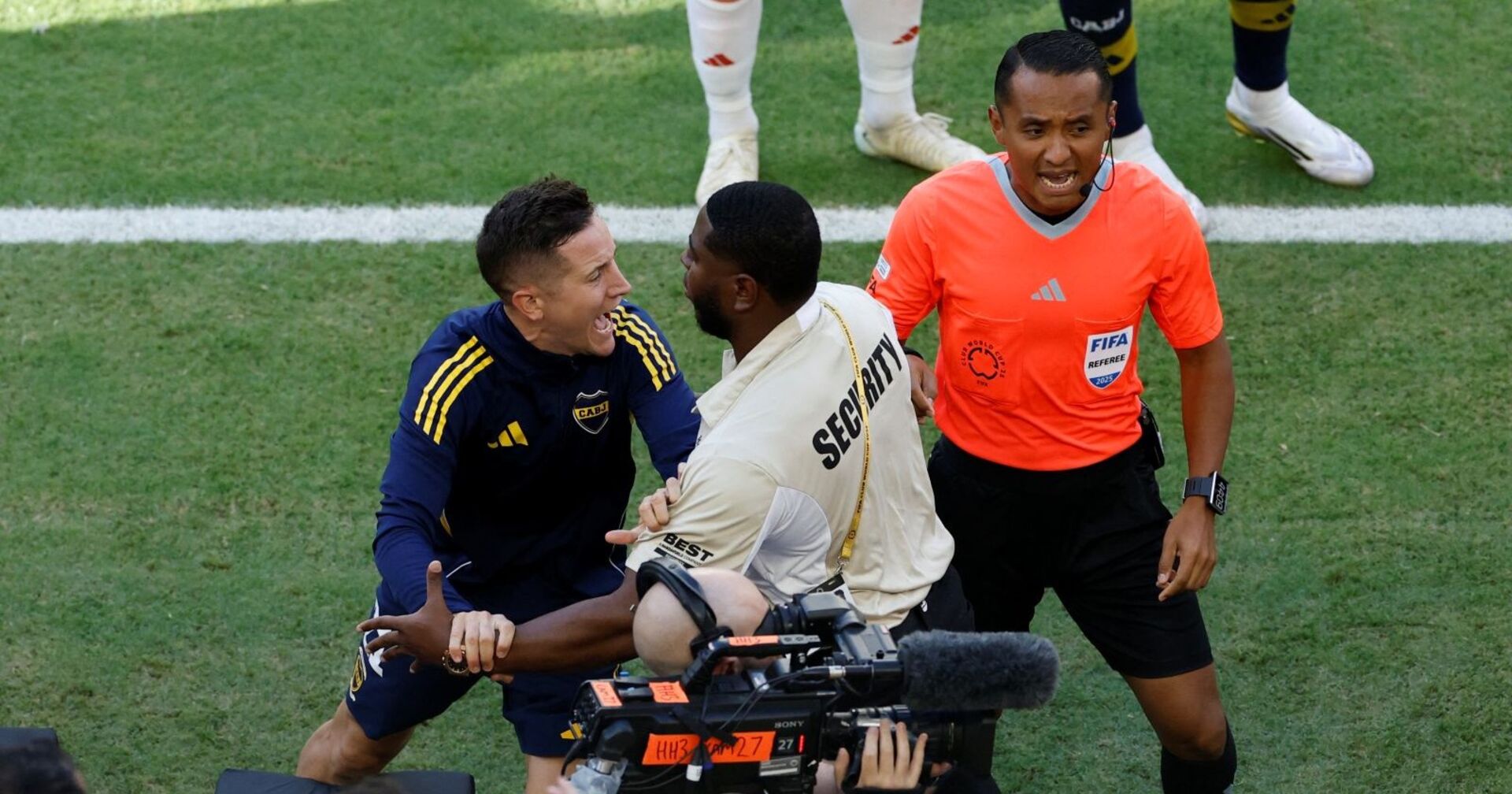 Spieler von Security zurückgehalten