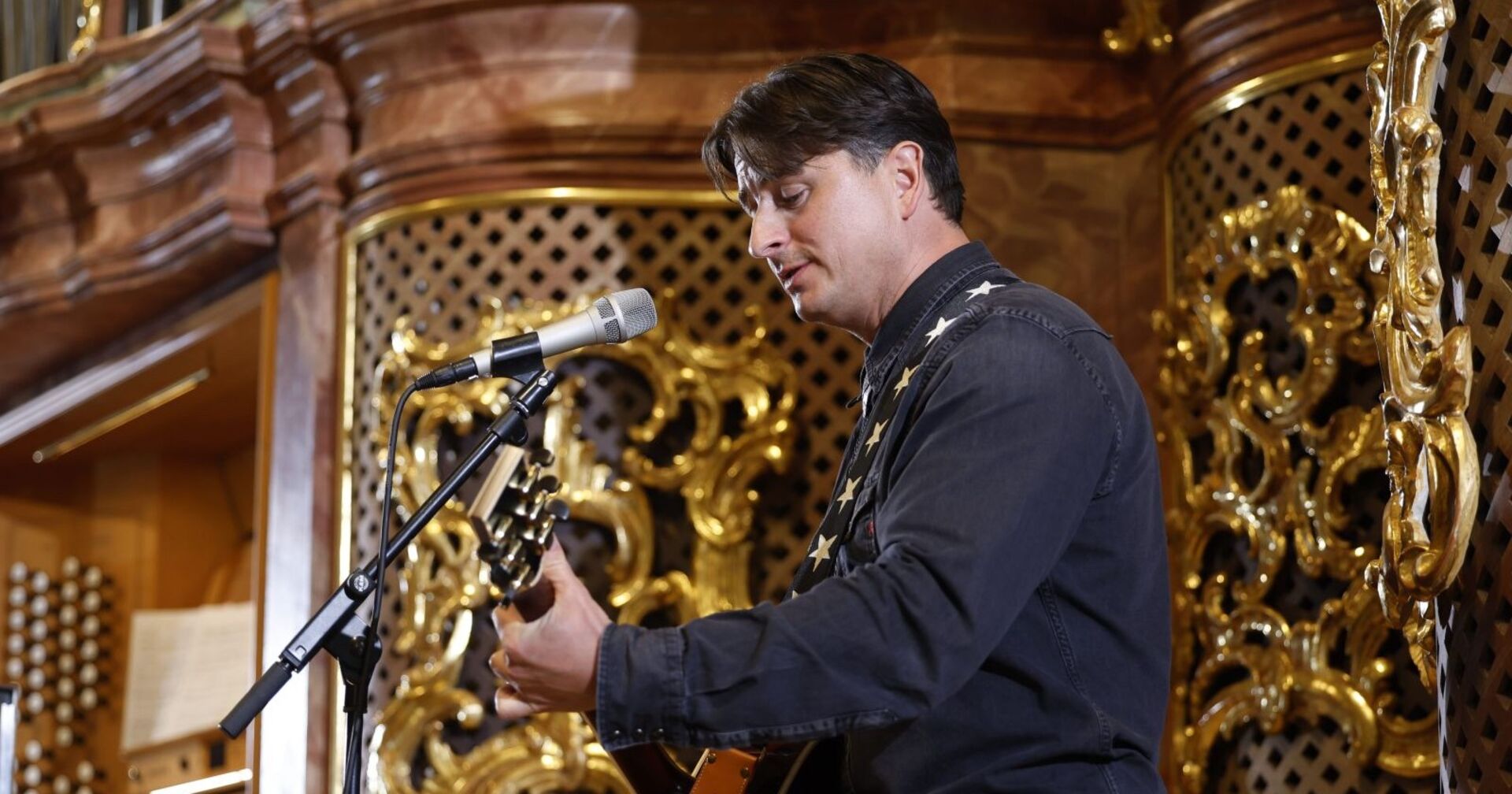 Andreas Gabalier in der Kirche am Mikrophon
