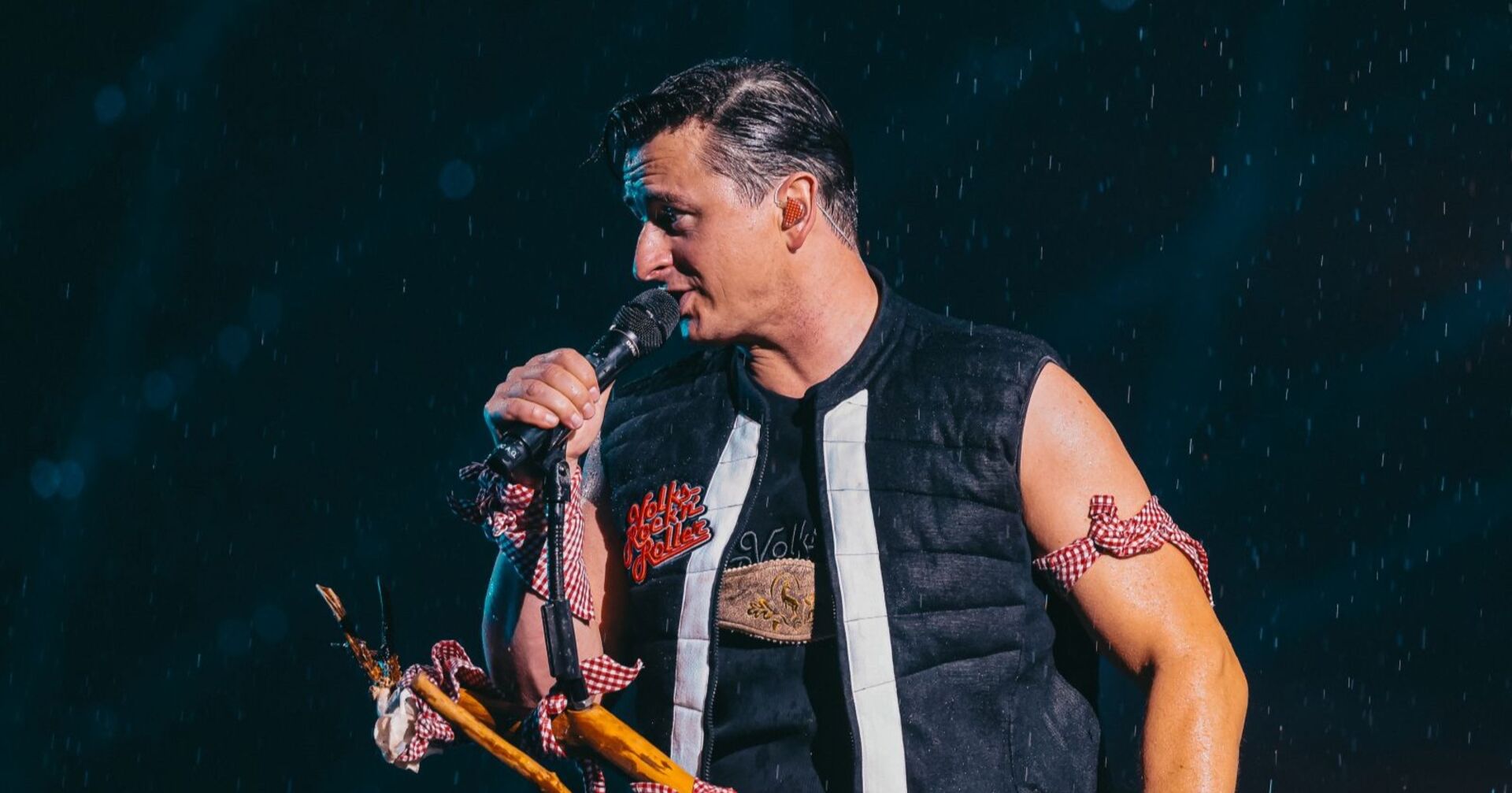 Andreas Gabalier mit Mikrophon