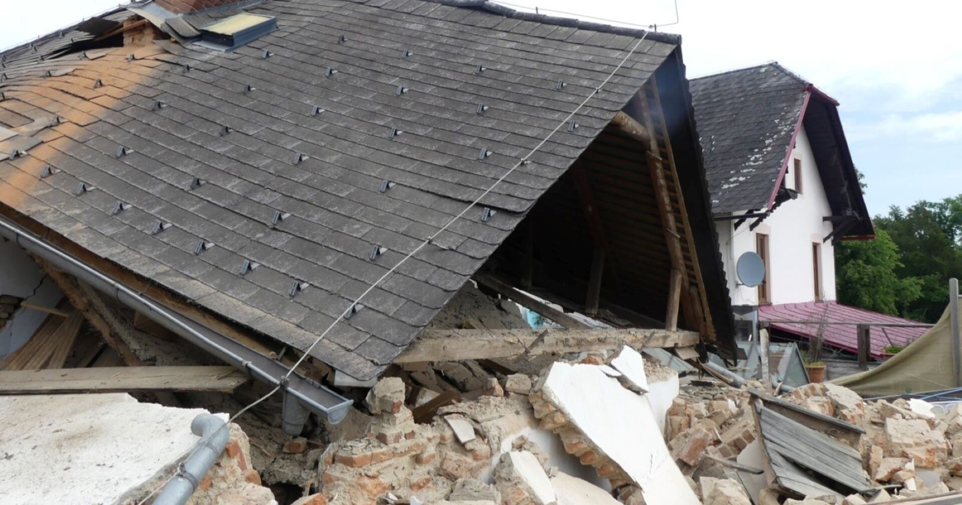 Eingestürztes Dach und Trümmerhaufen nach einer Gasexplosion in einem Wohnhaus in Graz-Mariatrost.