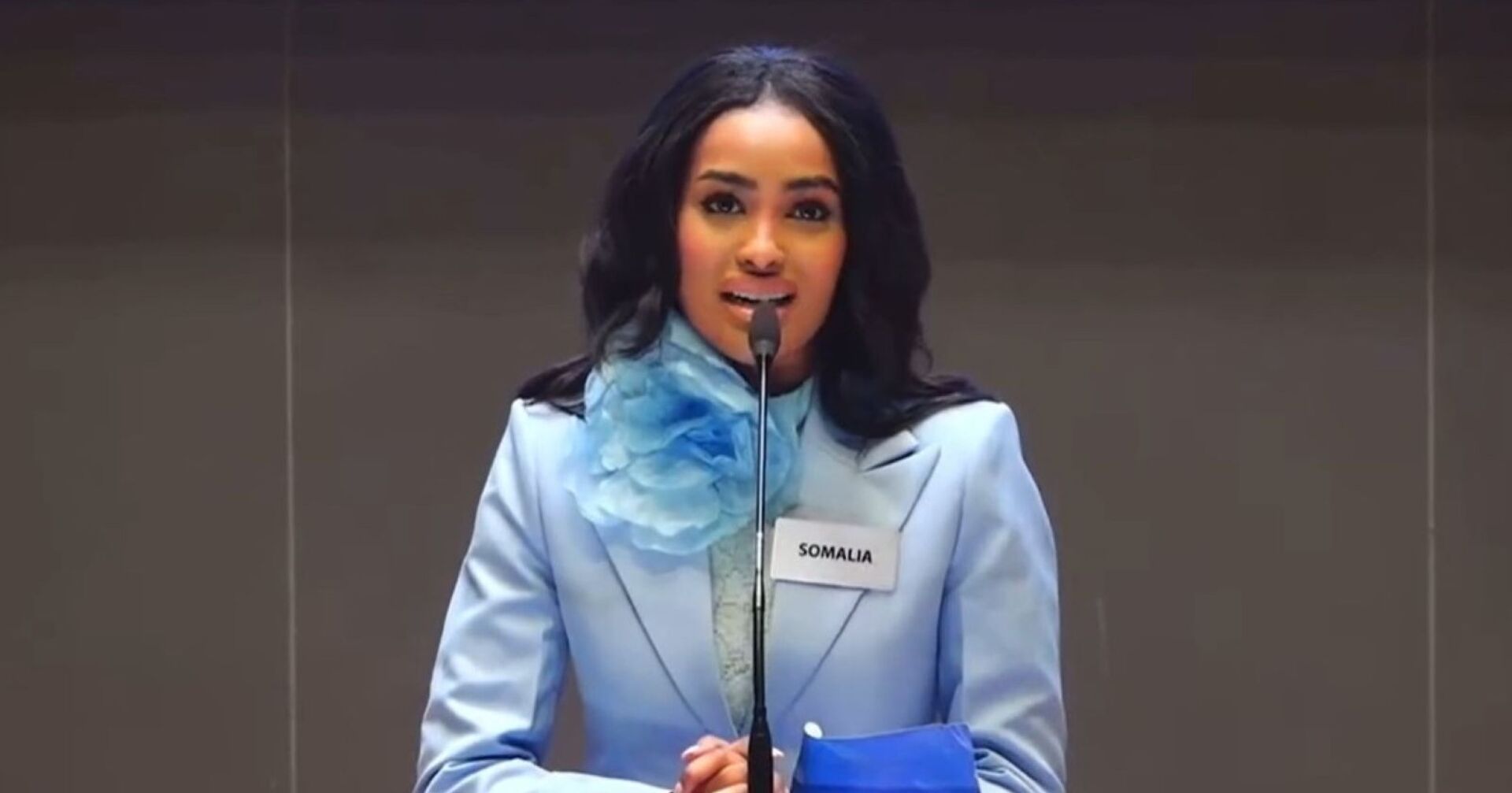 Zainab Jama spricht ins Mikrophon