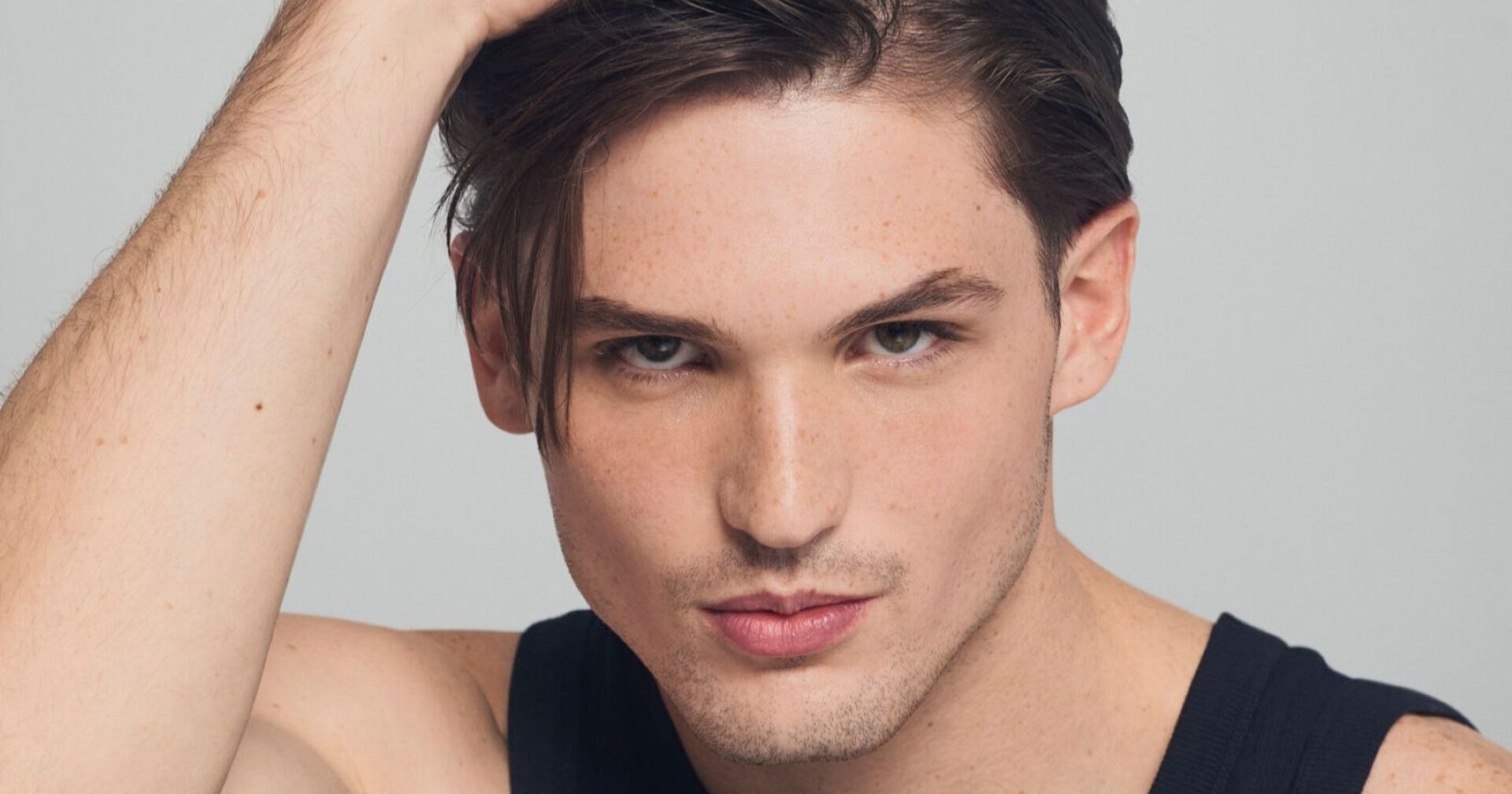 Pierre modelt uns blickt in die Kamera