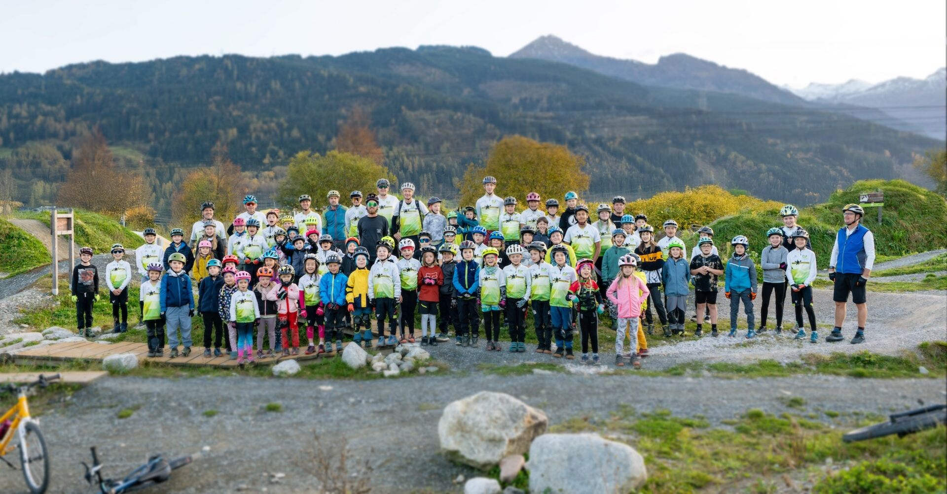 Trainer und Helfer mit den engagierten und motivierten Kids beim Mountainbike-Training in der Bike Base Bruck.