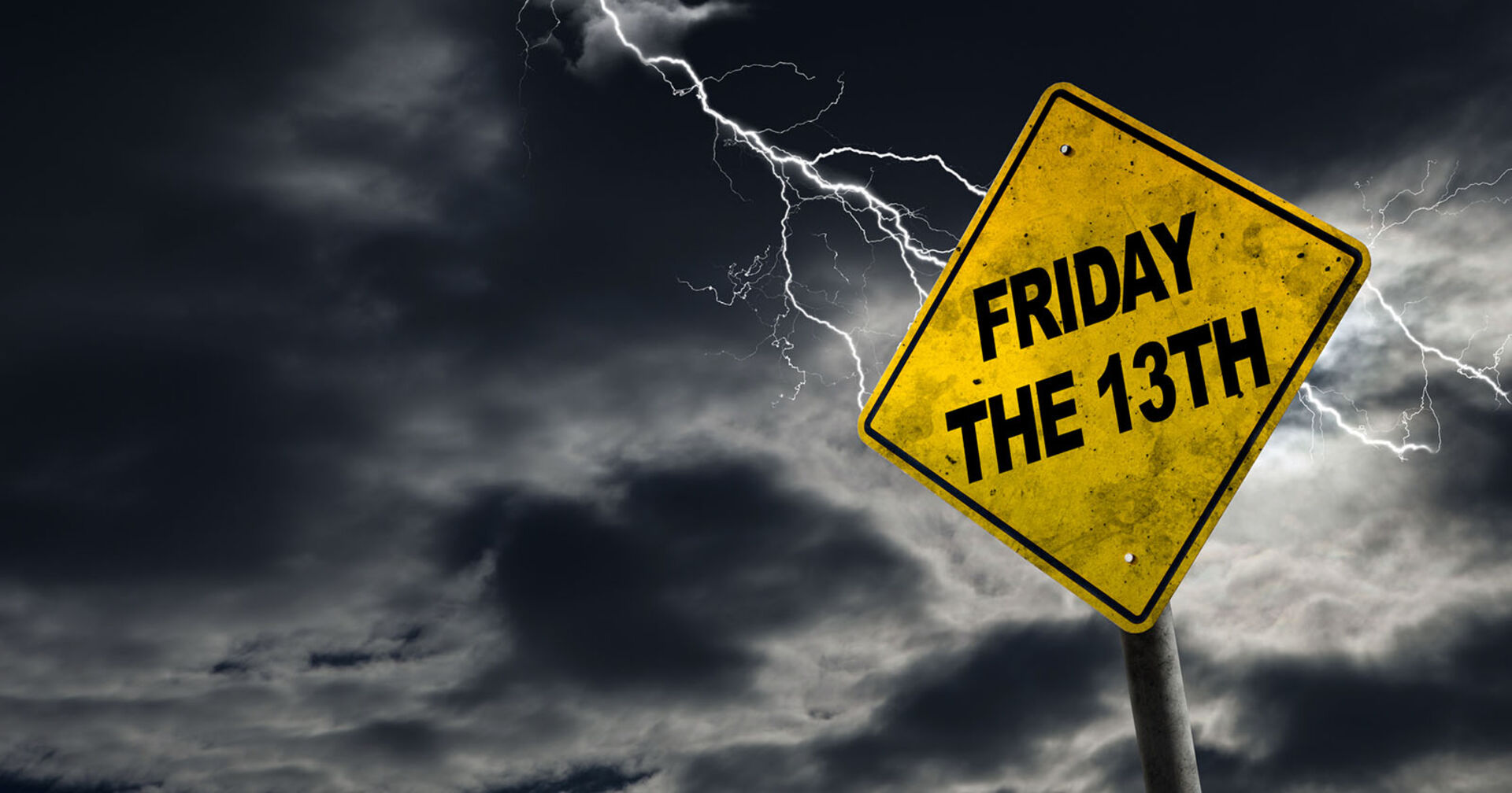 Schild mit Freitag, den 13. | Credit: iStock.com/ronniechua