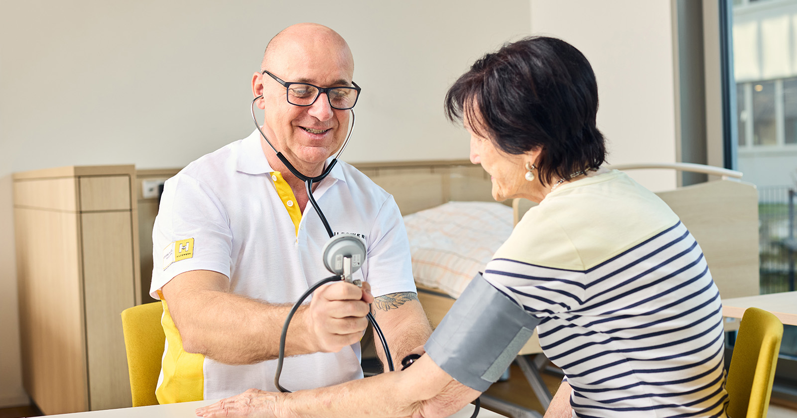 Mitarbeiter vom Hilfswerk bei einer älteren Dame | Credit: Hilfswerk Salzburg/Hechenberger