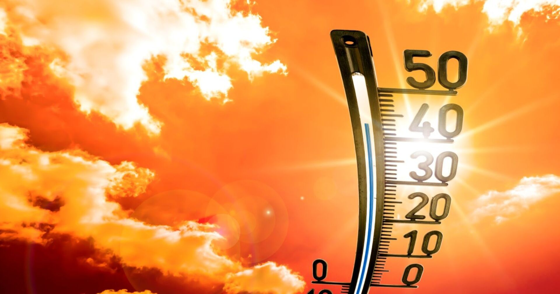 Stark orange verfärbter Himmel mit Sonne und Wolken, daneben ein Thermometer, das über 40 Grad anzeigt – Symbolbild für extreme Hitze.