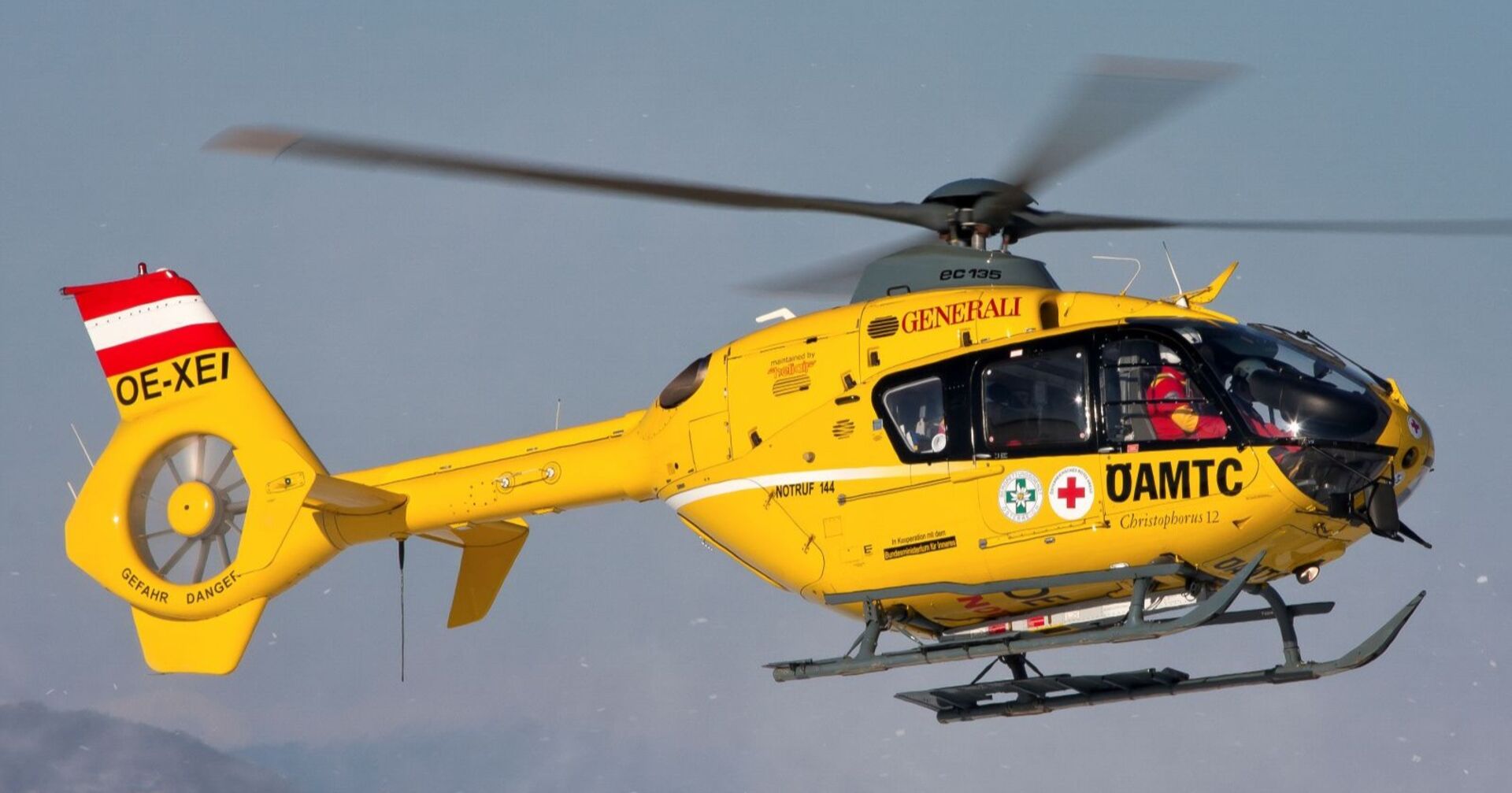gelber Rettungshubschrauber des ÖAMTC