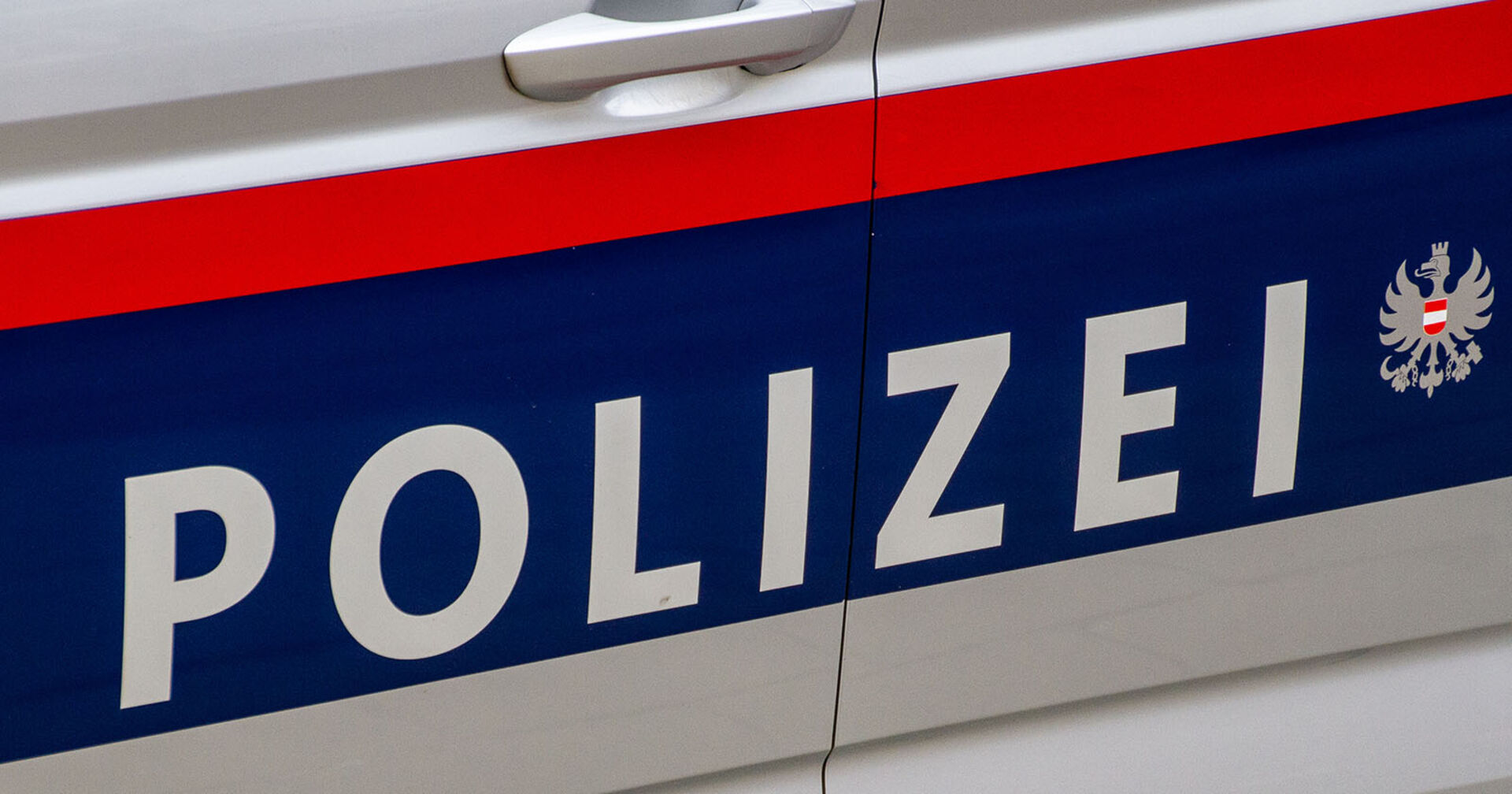 Einsatzfahrzeug mit der Aufschrift „Polizei“ auf der Fahrerseite