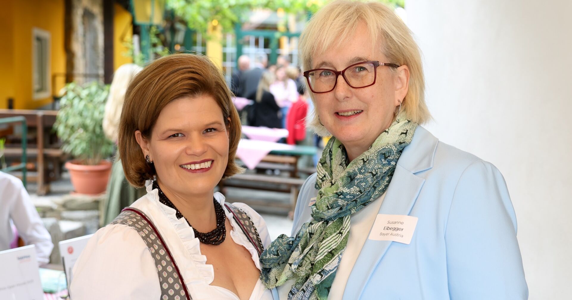 Dame im Dirndl und Dame in hellblauer Jacke mit Sommerschal