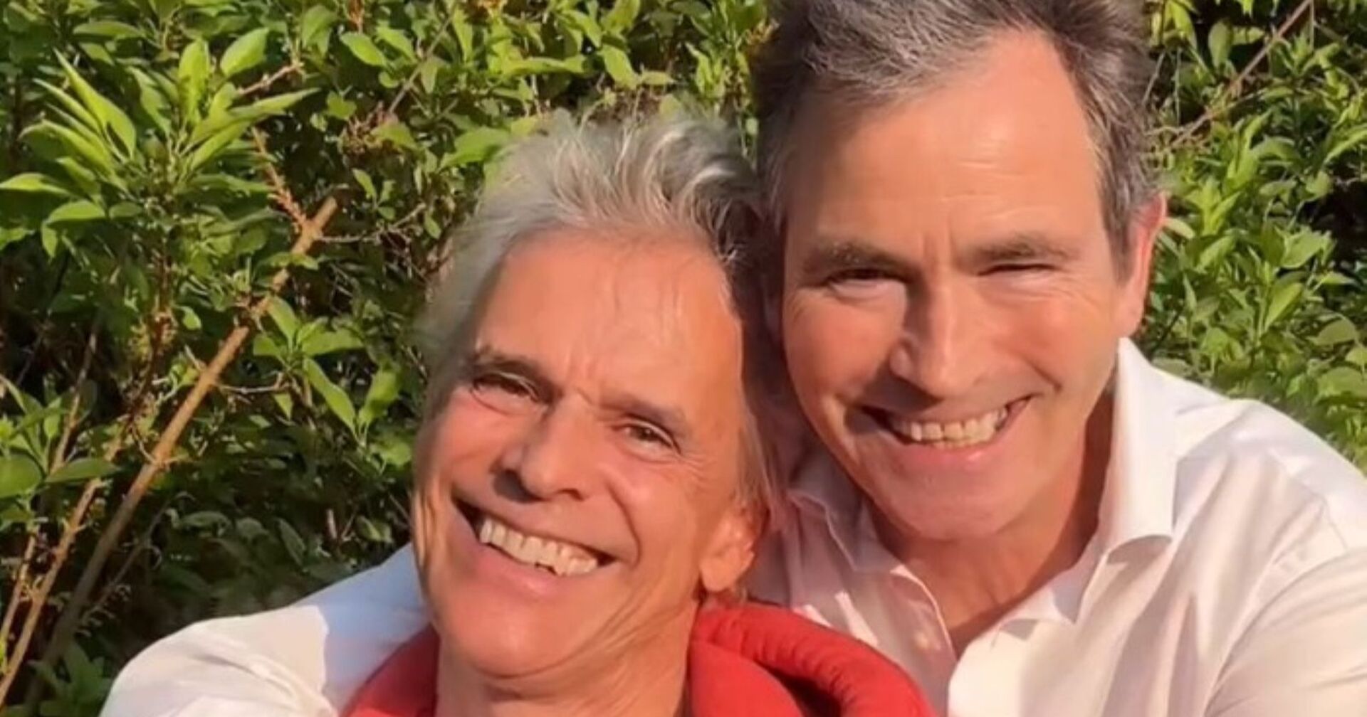 Thomas Brezina wird von Ivo umarmt