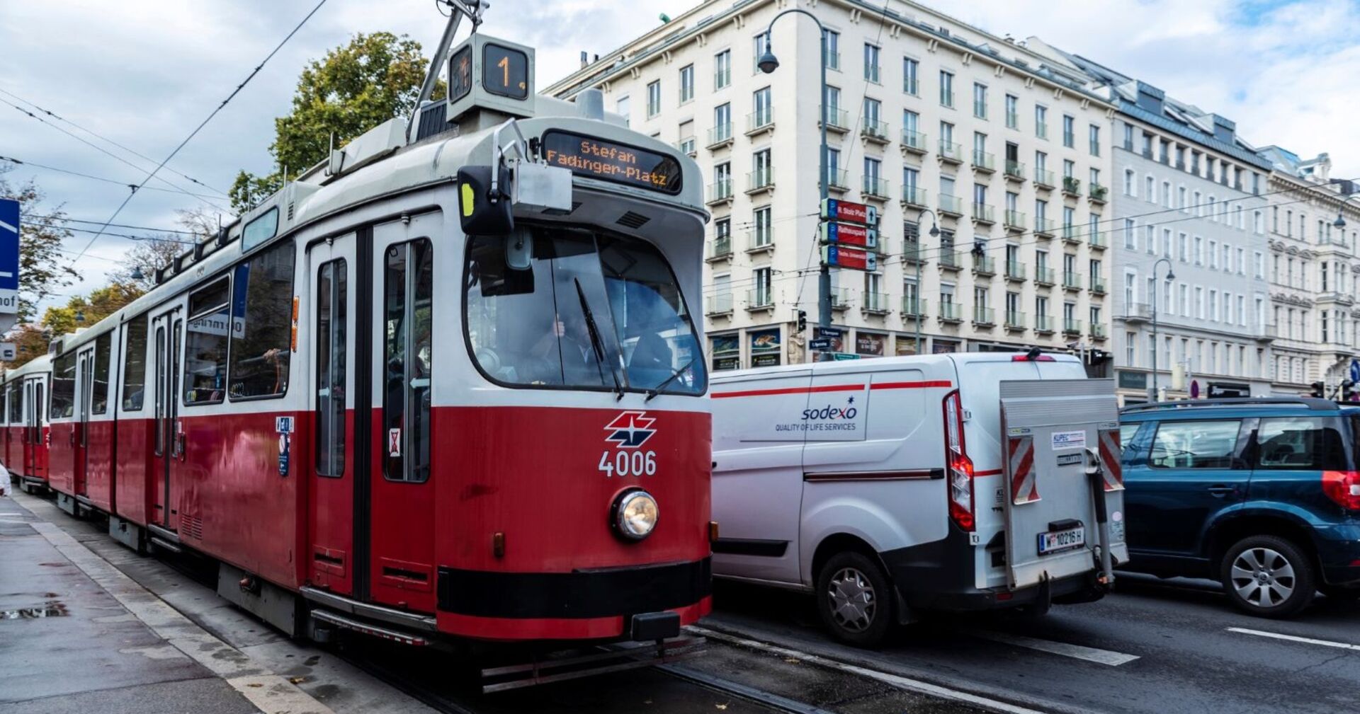 Alte Straßenbahn im Umlauf in Wien am Ring