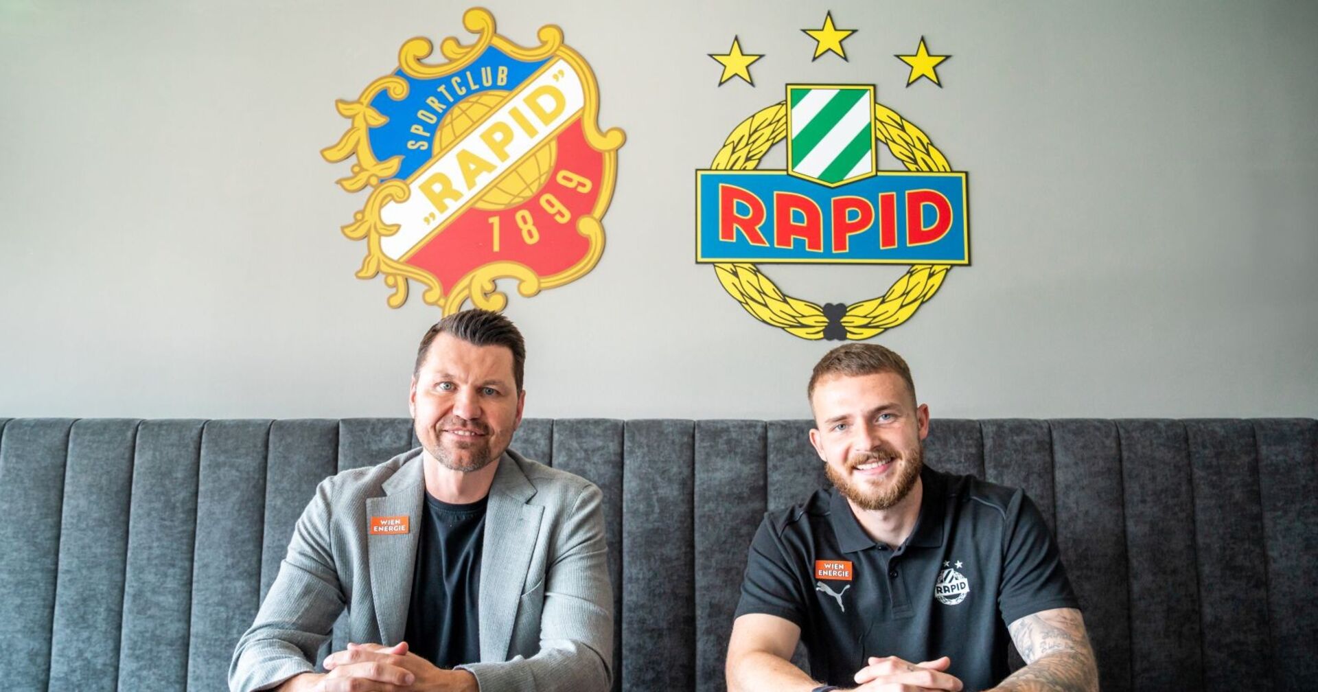 Sportdirektor Markus Katzer und Jannes Horn bei der Vertragsunterzeichnung