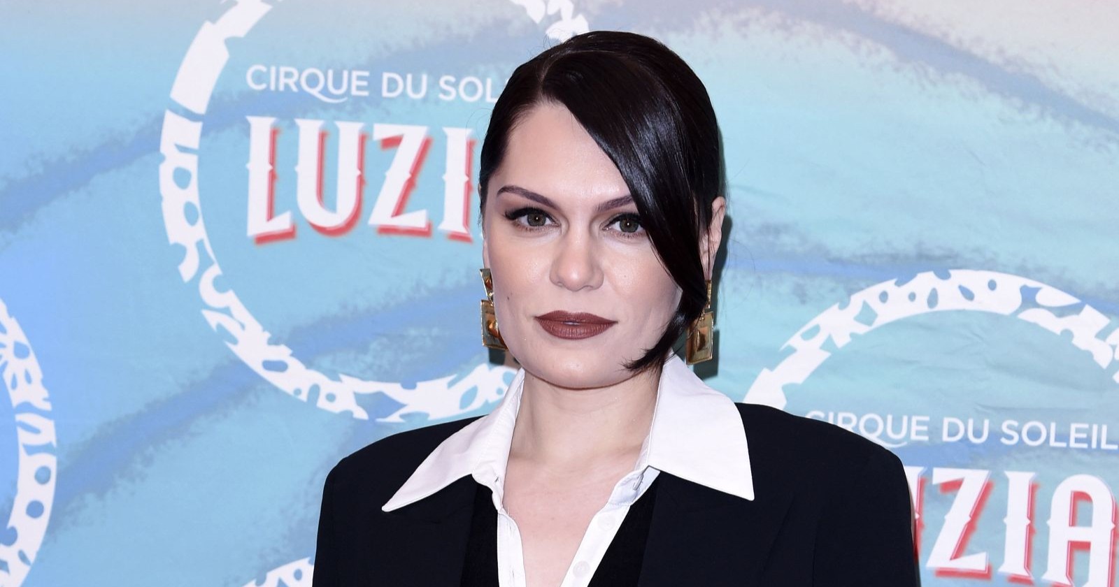 Britische Musikerin Jessie J mit dunklem Lippenstift