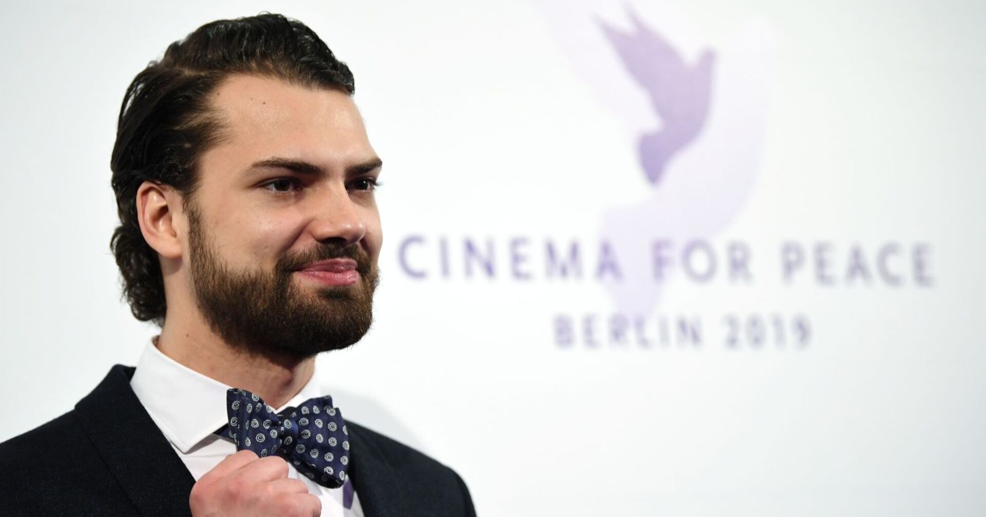 Schauspieler Jimi Blue Ochsenknecht mit Smoking und Fliege