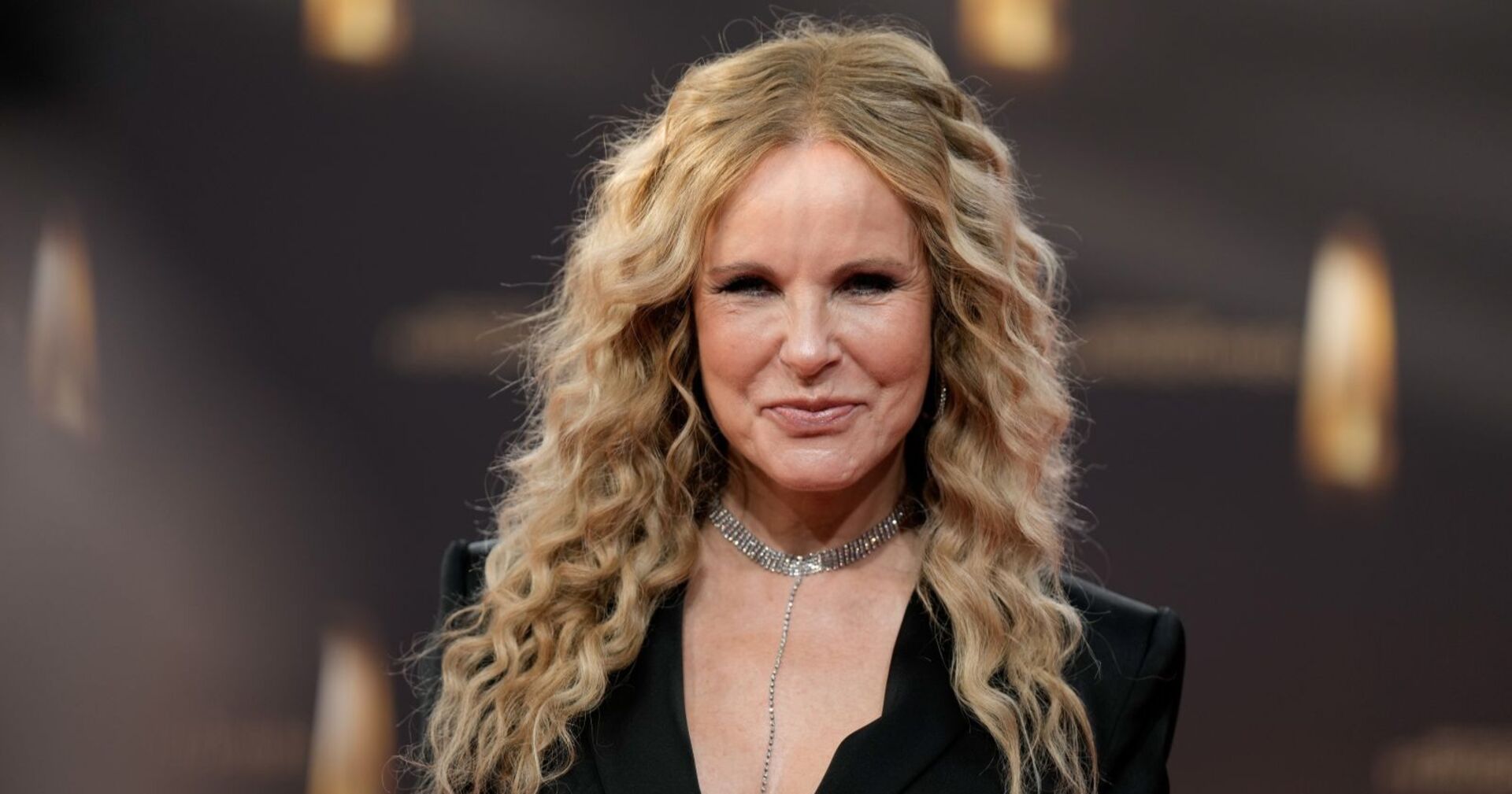 Moderatorin Katja Burkhard bei der Verleihung des Deutschen Fernsehpreises 2023 in den MMC Stuios in Köln