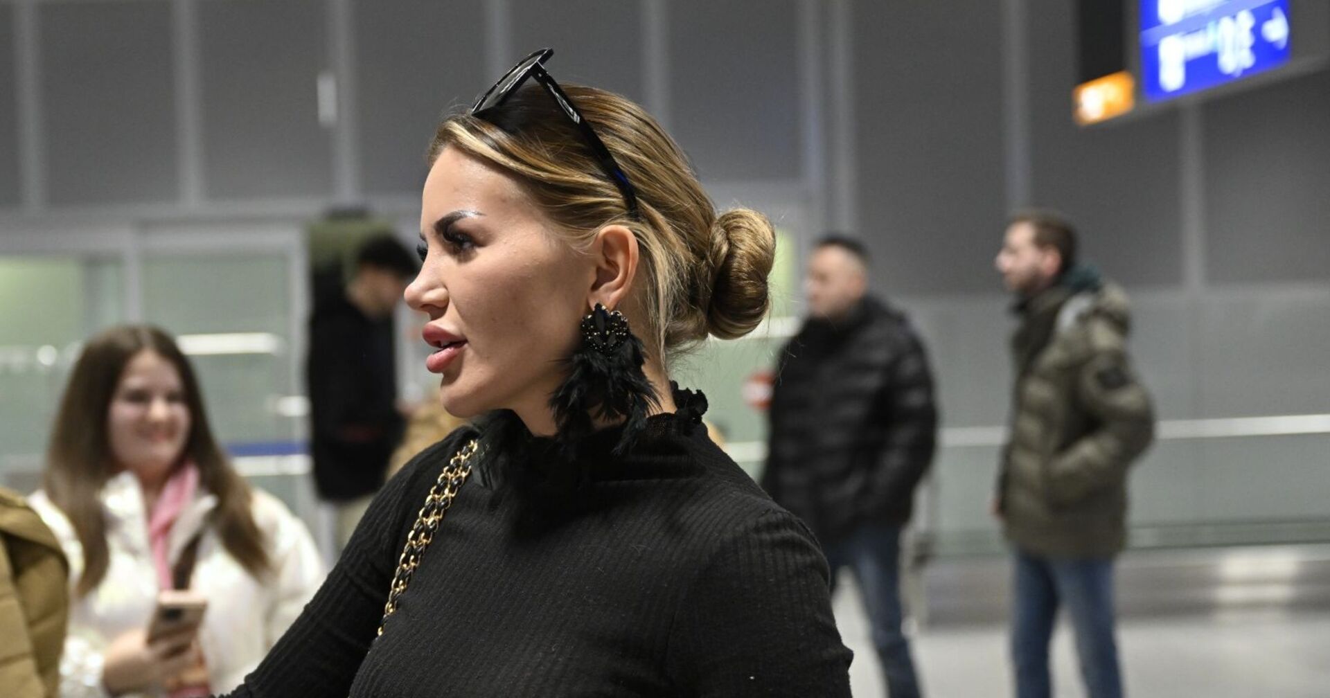 Kim Virginia mit einem Dutt und schwarzem Oberteil