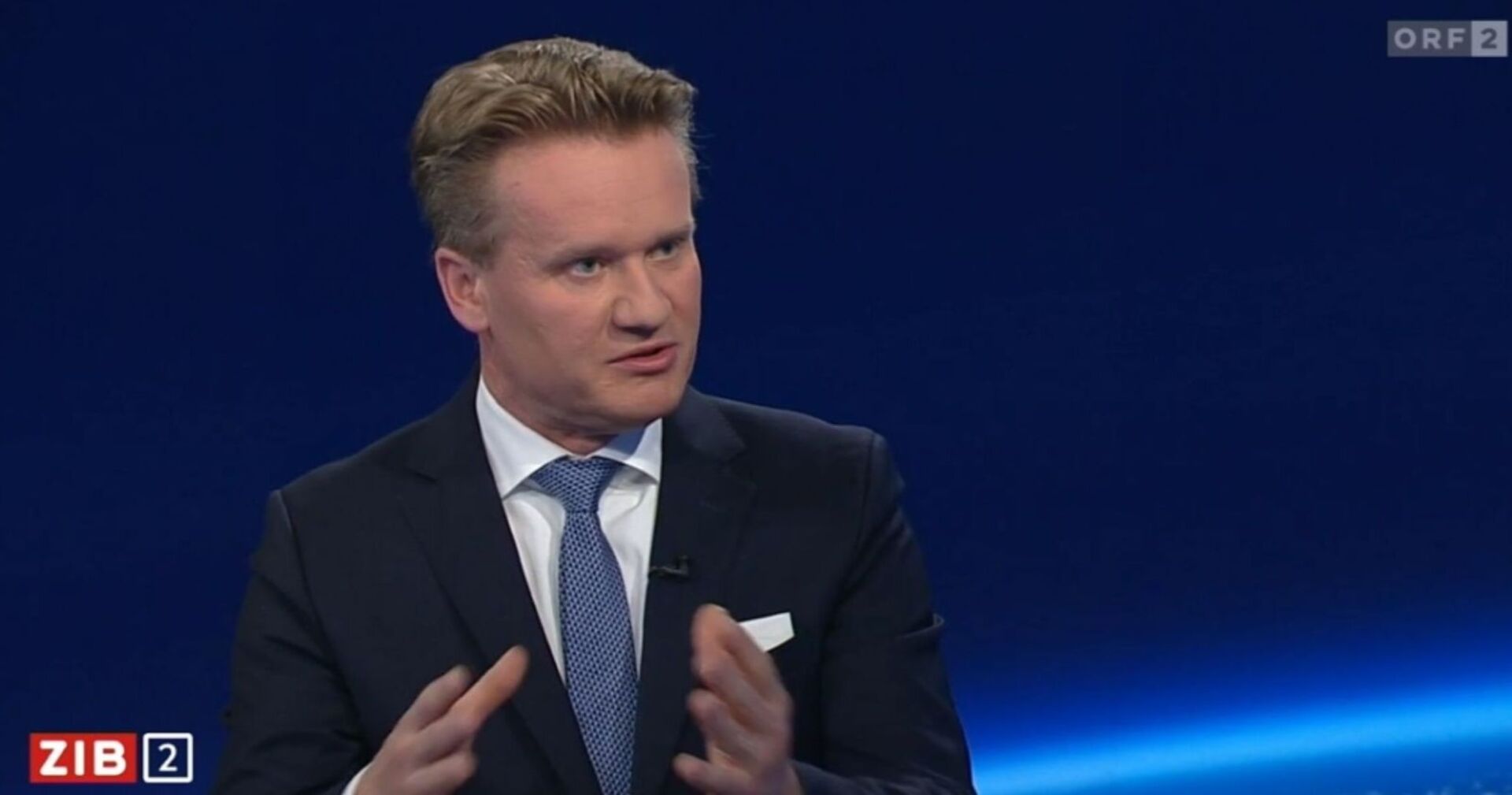 Georg Knill im ZIB2-Studio bei einem Interview, spricht mit Gestik über Reformbedarf und Pensionsalter.