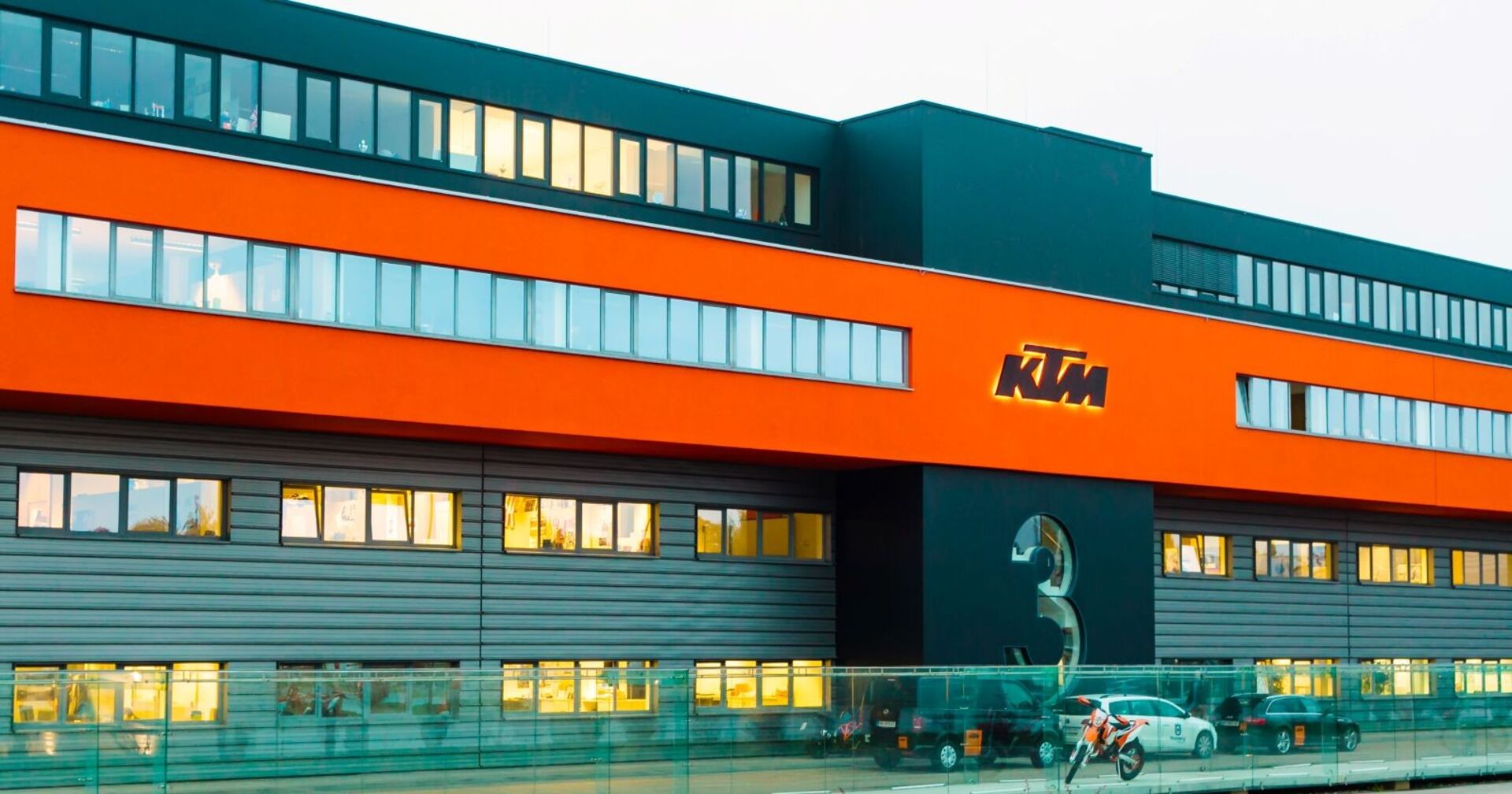 Der Hauptsitz von Kraftfahrzeug Trunkenpolz Mattighofen (KTM) in Mattighofen, Österreich