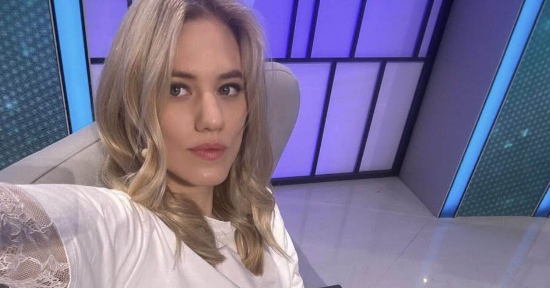 Larissa Marolt in einem weißen Spitzentop