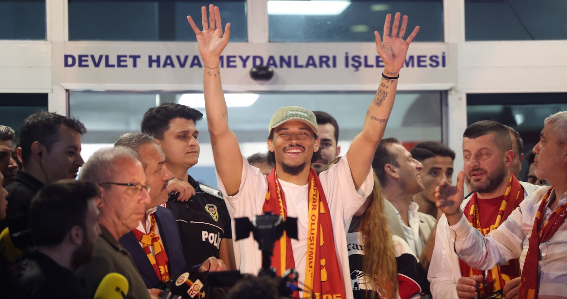 Gemeinsam mit Partnerin Candice Brook landete Leroy Sané in der Nacht auf Donnerstag in Istanbul, begleitet von einem Millionenpublikum im Livestream.