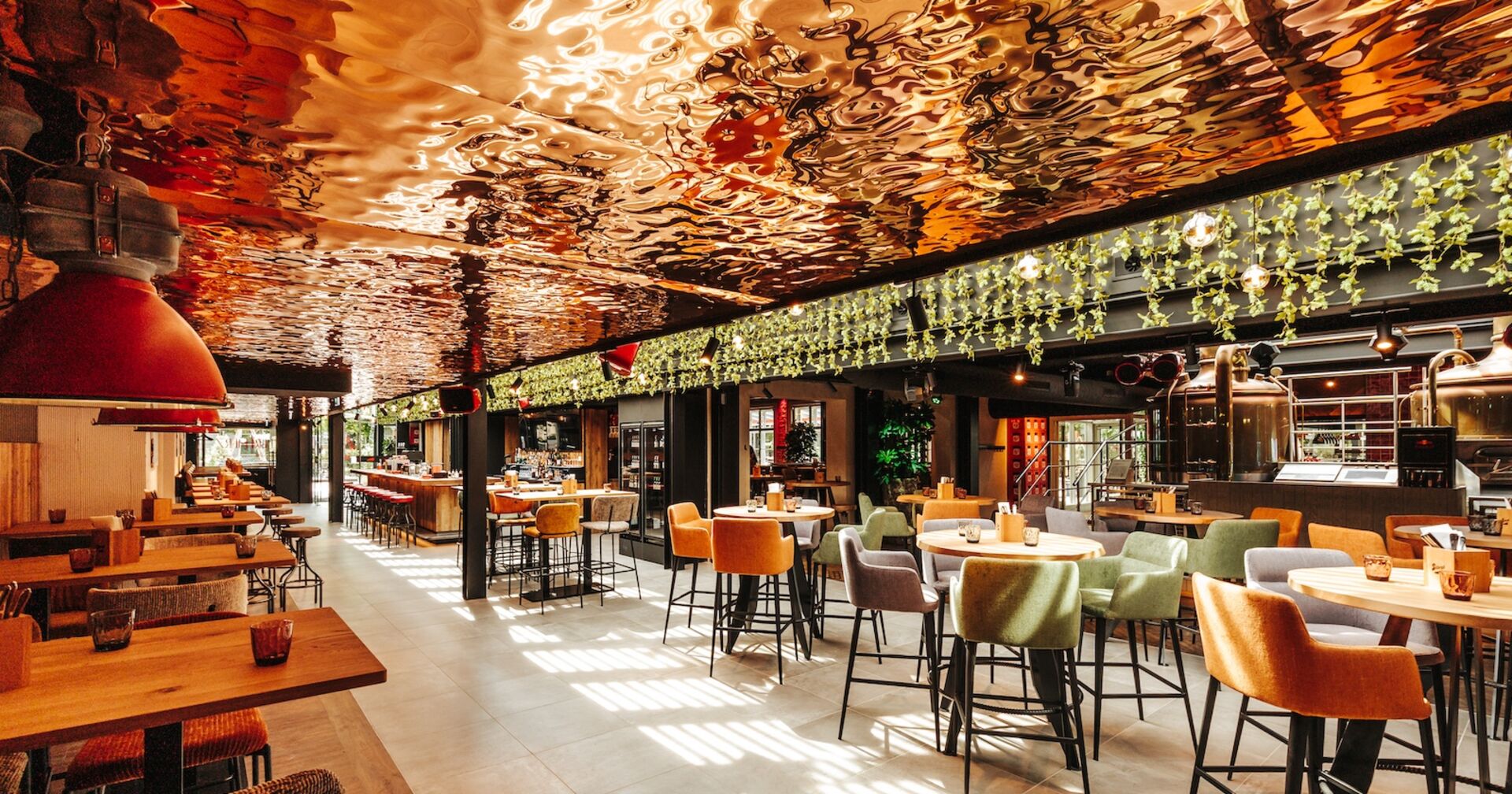 offener Lokalraum in rot-braun bis grünen Farbtönen