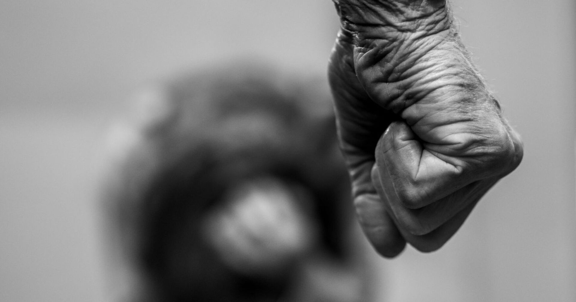 Ein Mann ballt gegen eine Frau die Faust.