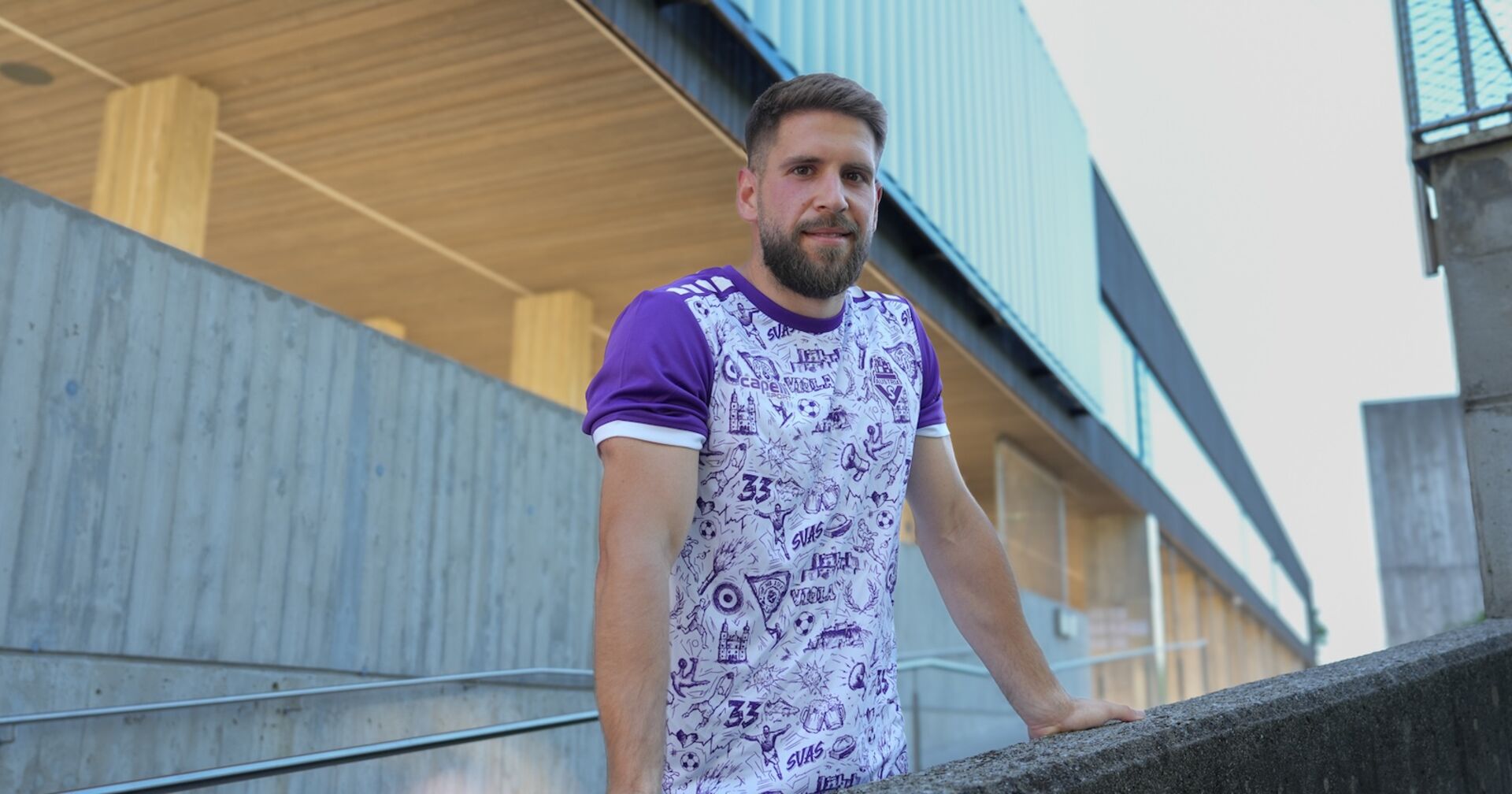 Marinko Sorda präsentiert stolz das neue Auswärtstrikot – ganz in Weiß mit violetten Akzenten.