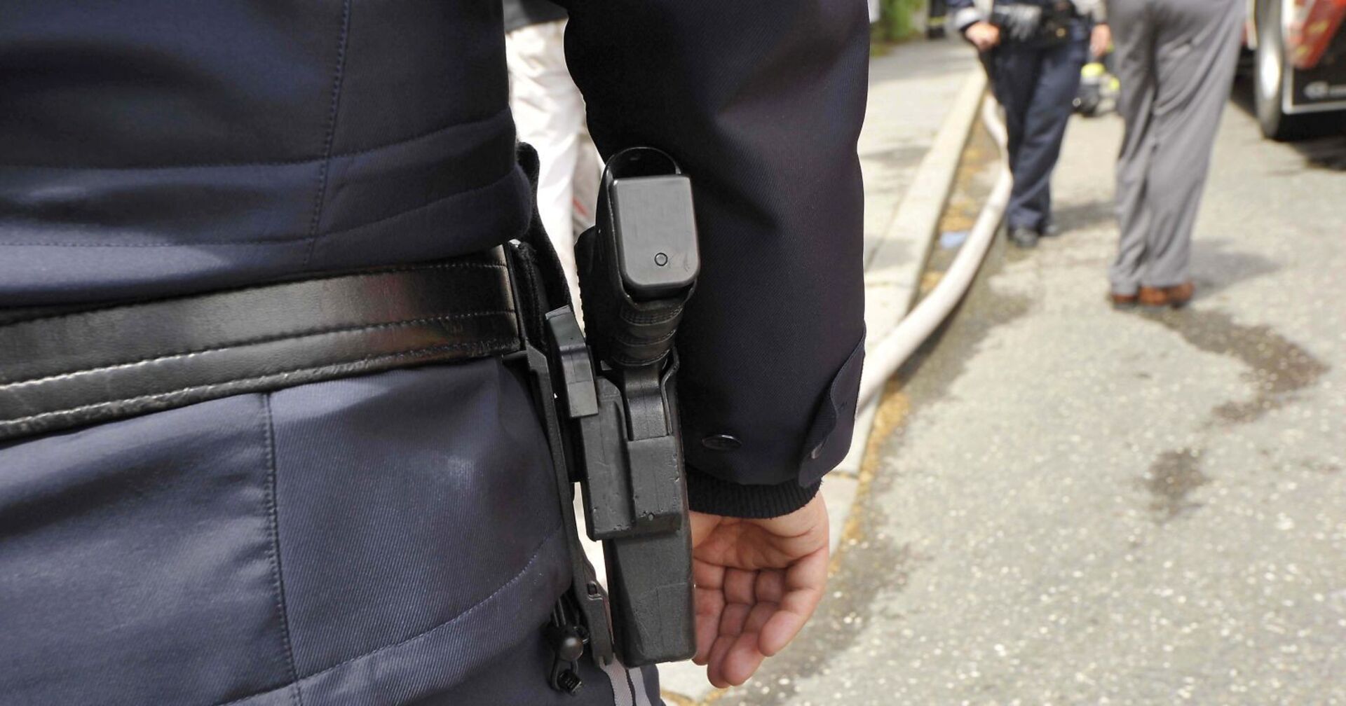 Polizist mit seiner Dienstwaffe