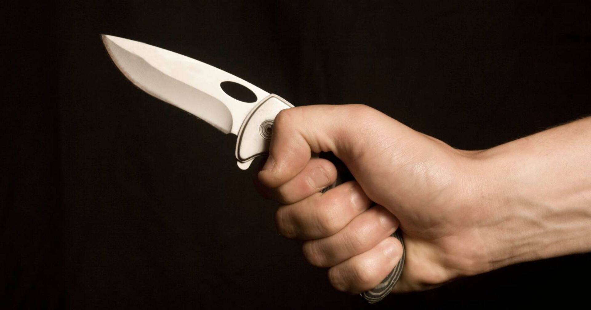 Nahaufnahme einer Hand, in der sich ein Messer befindet