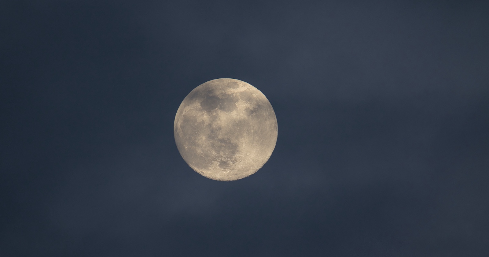 Der Vollmond am nächtlichen Himmel.