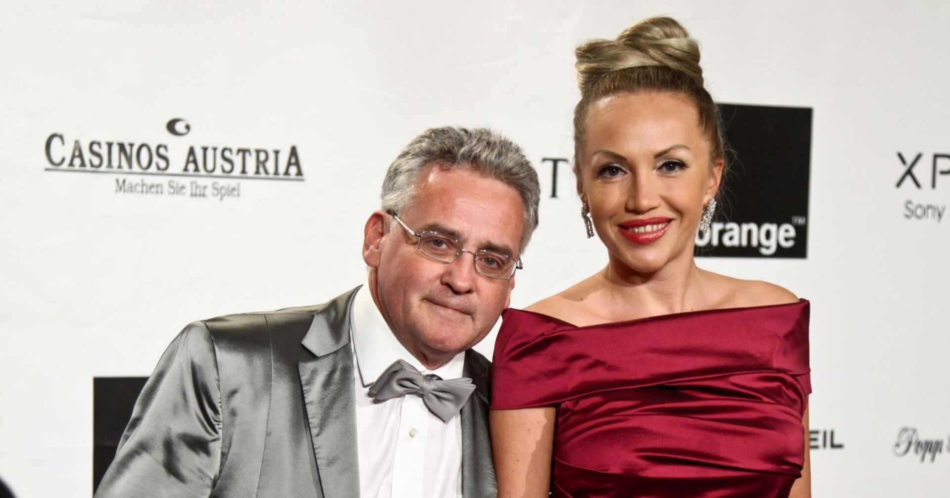 Christian Mucha &amp; Ehefrau Ekaterina zusammen auf dem roten Teppich