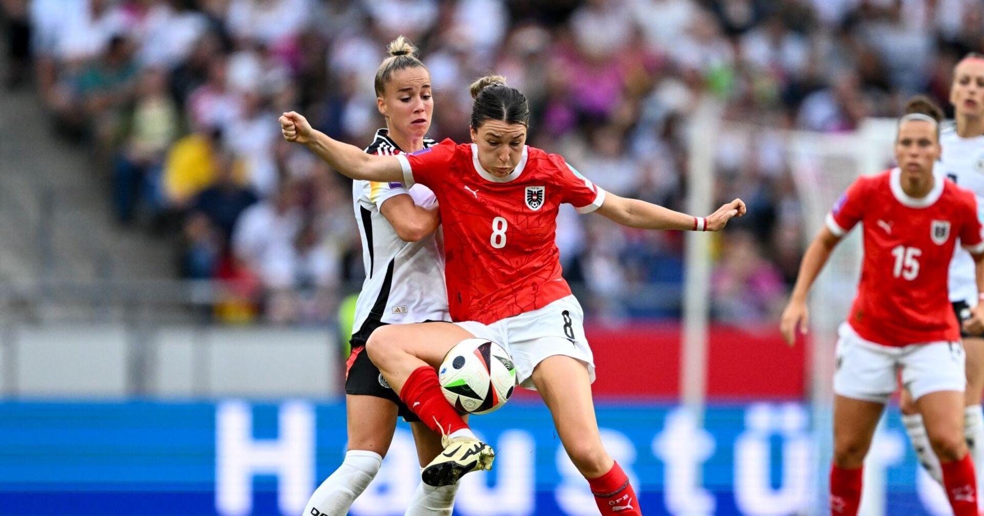 Oesterreich am 16.07.2024 in der Heinz von Heiden Arena in Hannover.Giulia Gwinn (Deutschland) im Zweikampf gegen Barbara Dunst (Oesterreich)