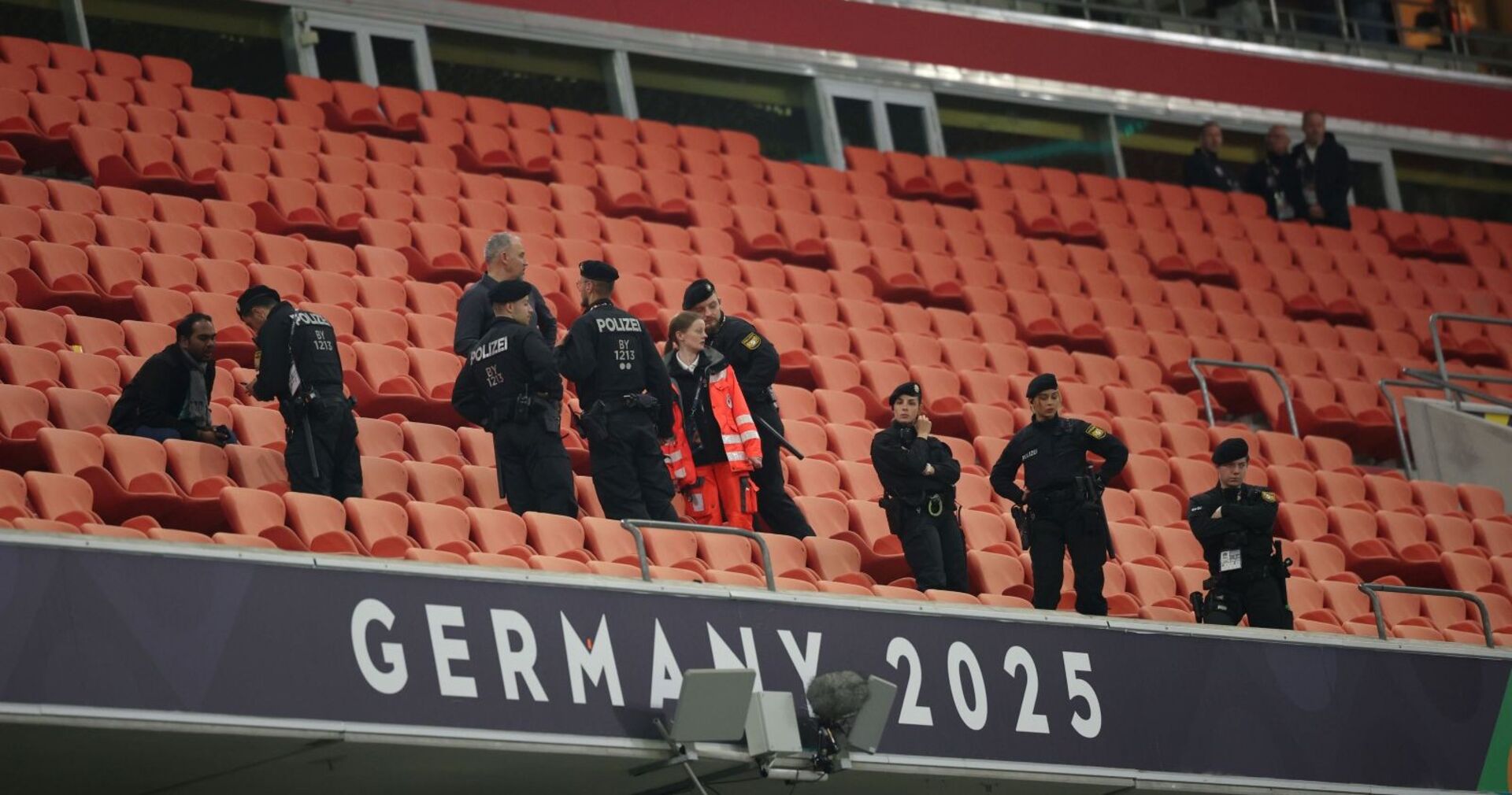Polizisten in der Allianz Arena auf der Tribüne.