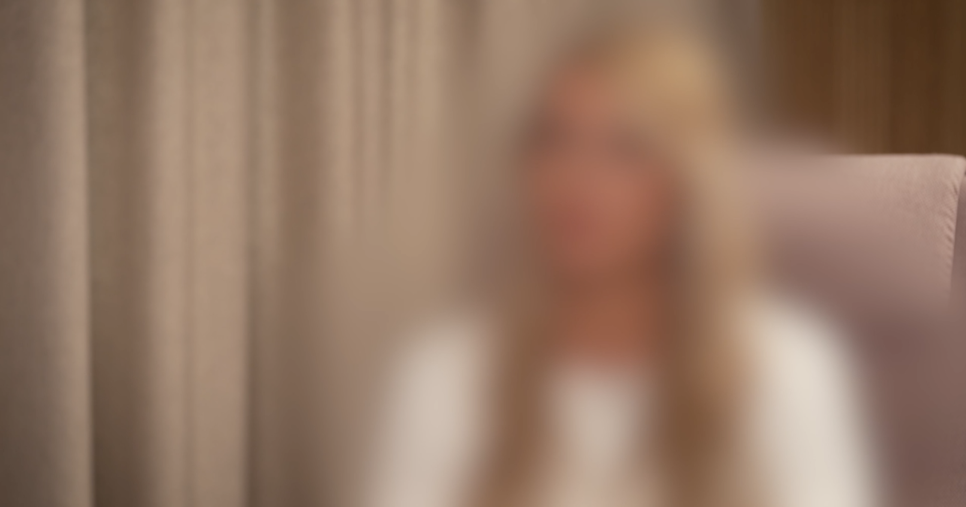 Verschwommenes Bild einer österreichischen TV-Moderatorin, die in einem Interview anonym bleibt und P. Diddy Vergewaltigung vorwirft.