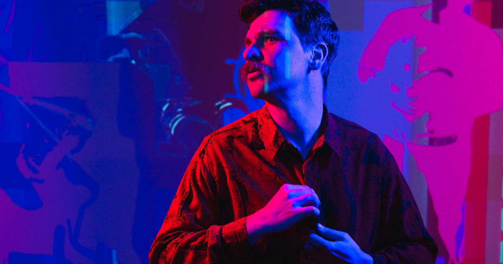 Künstler Offerus Ablinger in blau-violletes Farbenlicht  getaucht