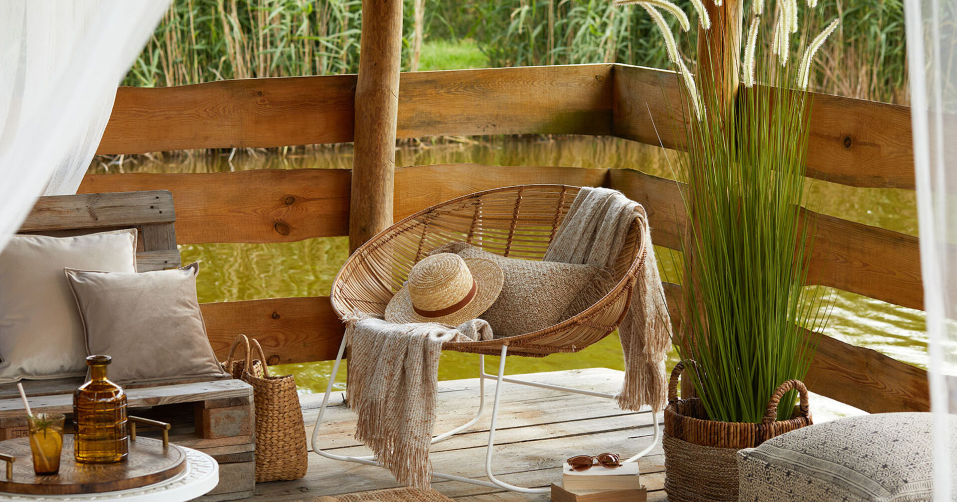 Strohhut in einem Basksessel | Credit: iStock.com/FollowTheFlow