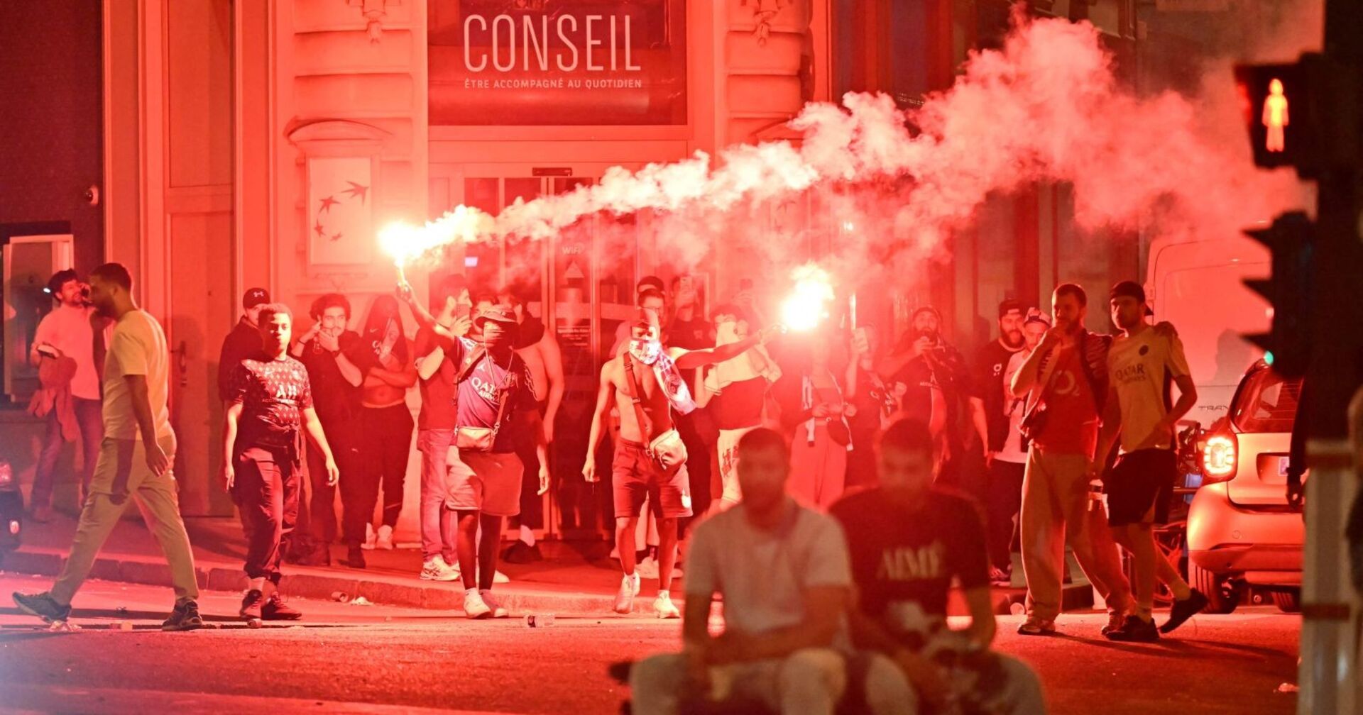 Anhänger von Paris Saint-Germain (PSG) versammeln sich am 1. Juni 2025 während der Feierlichkeiten mit Fackeln auf einer Straße in Paris