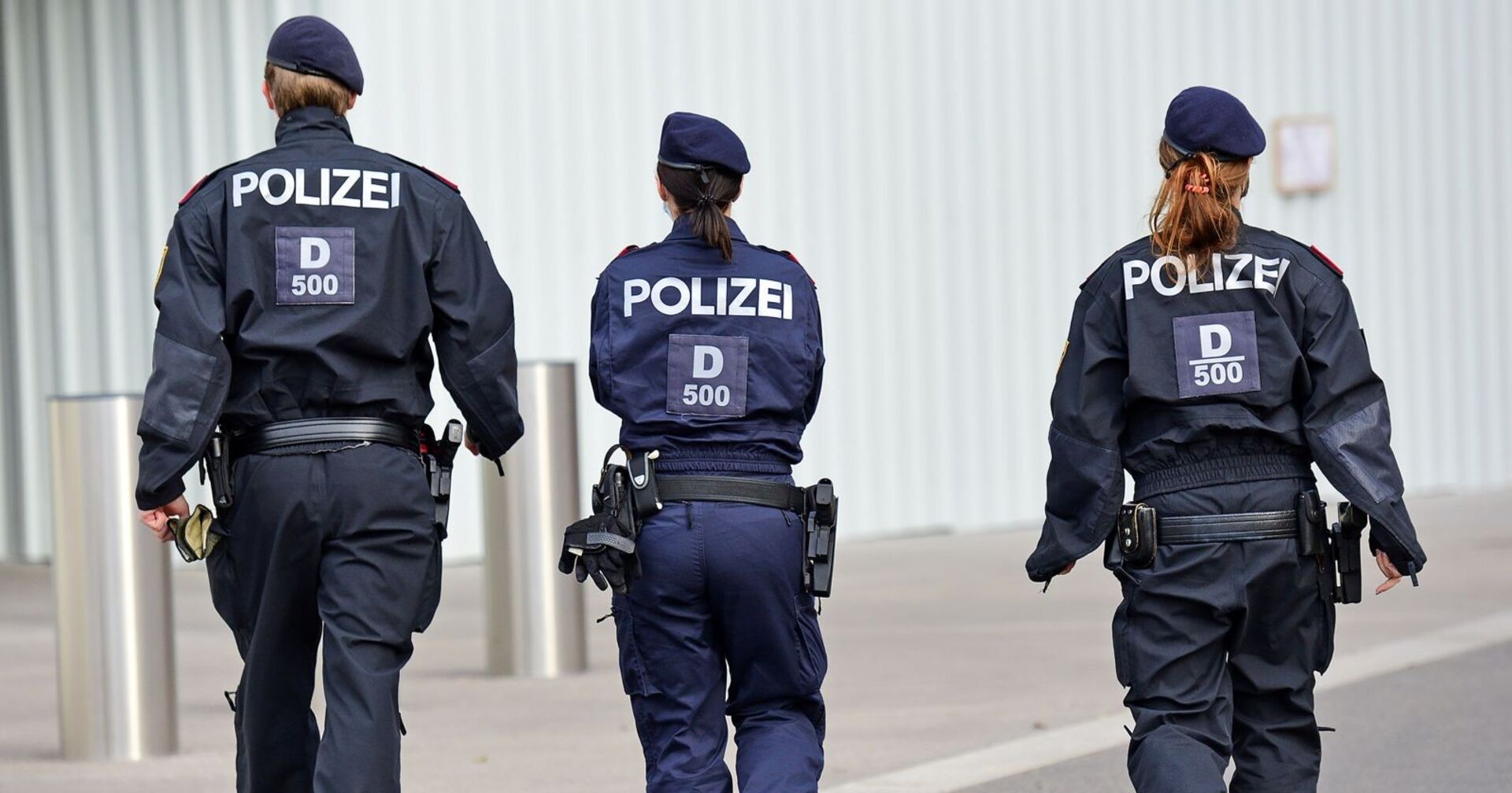 Drei Polizisten im Dienst während einer Patrouille