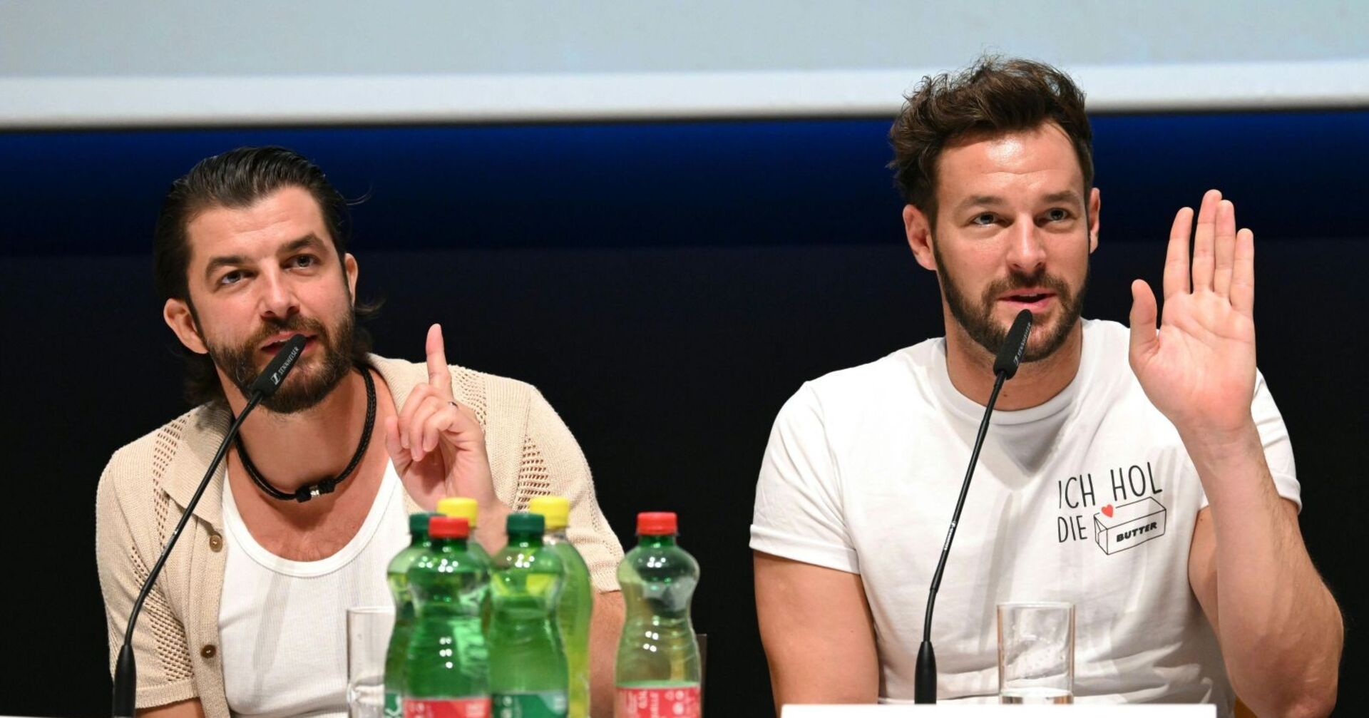 Otto Jaus und Paul Pizzera sprechen ins Mikrophon