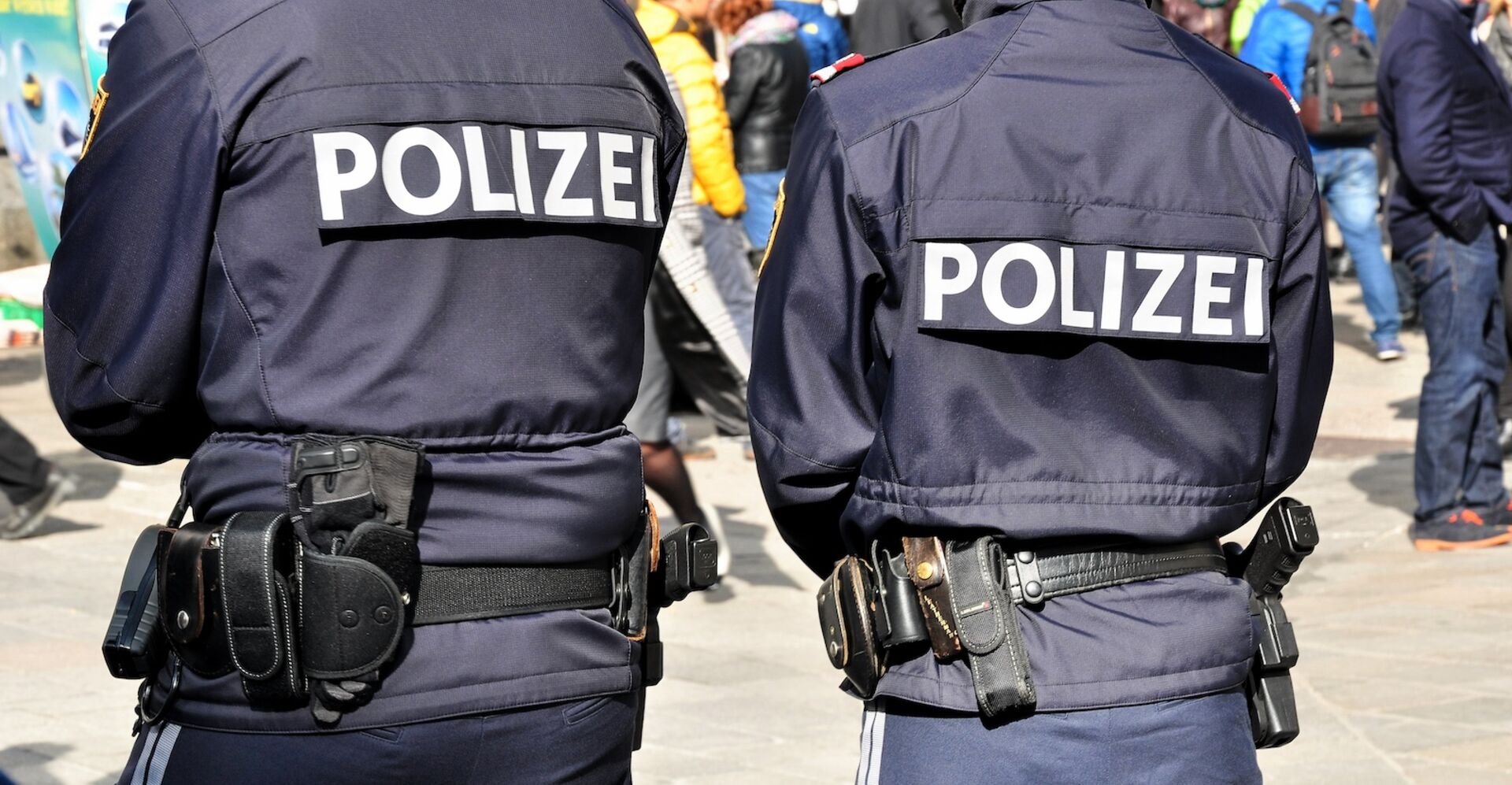 Polizisten von hinten abgebildet in Uniform