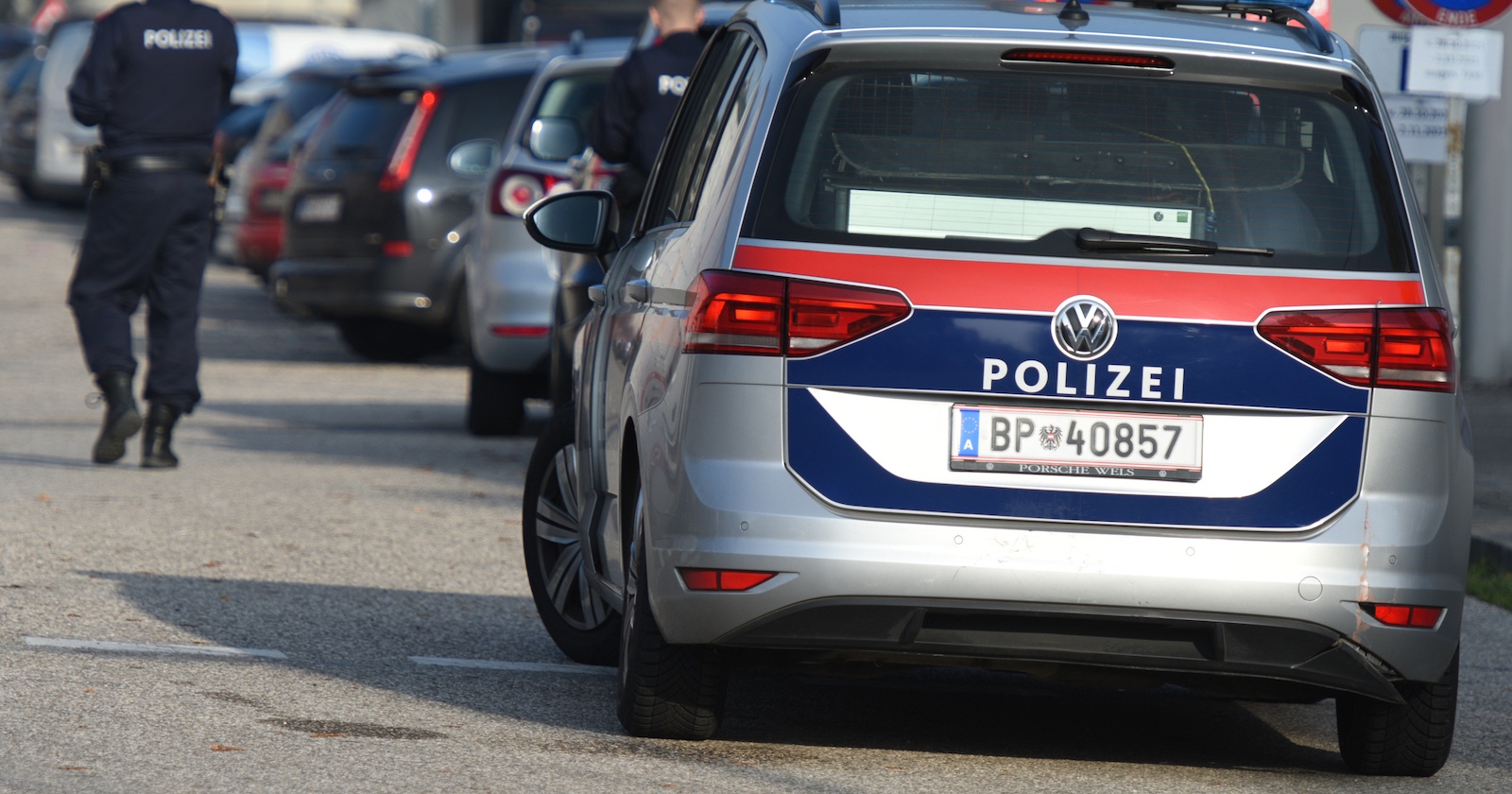 Ein österreichisches Polizeiauto von hinten.