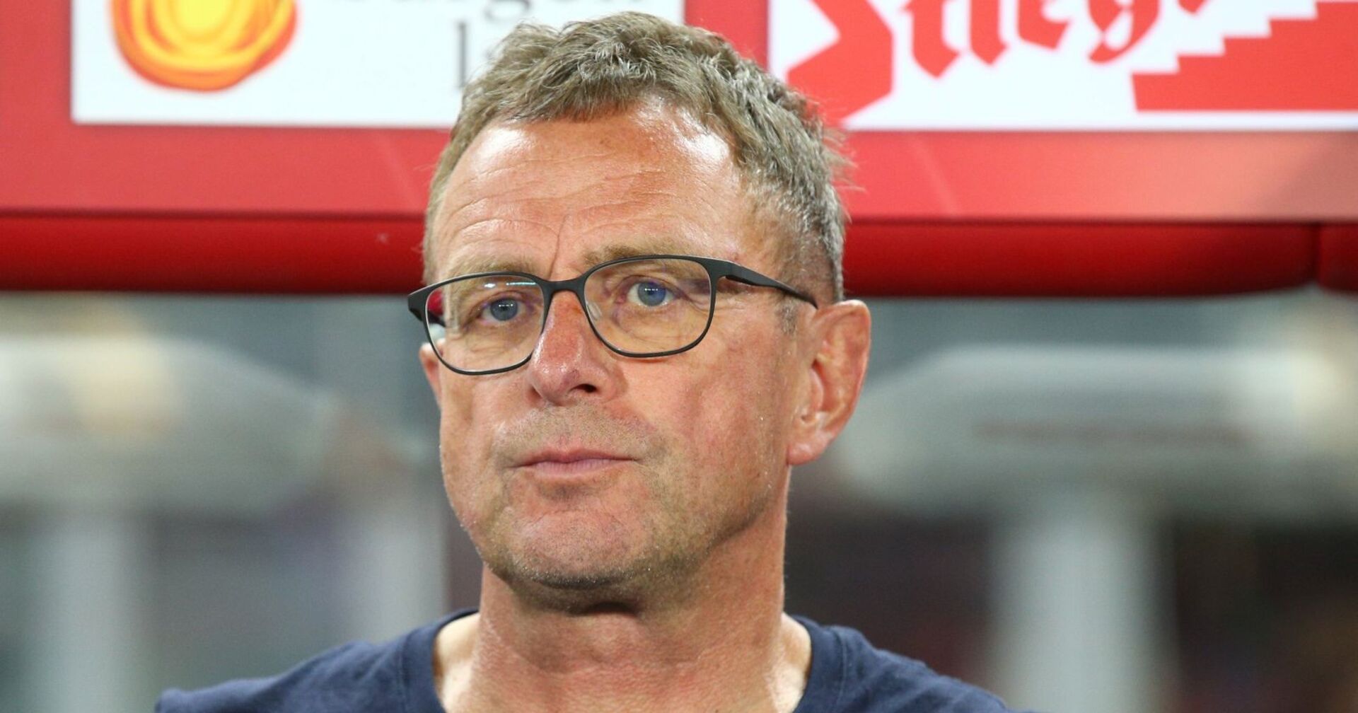 Ralf Ragnick mit Brille und ernstem Gesichtsausdruck