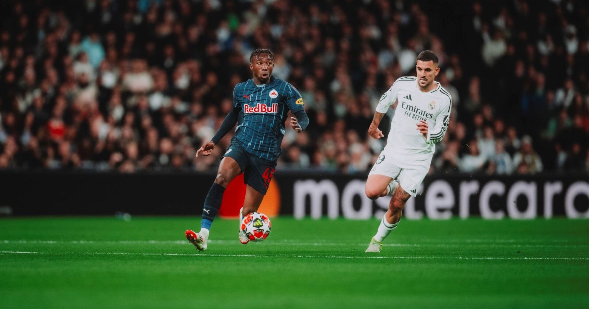 Dorgeles Nene vom FC Red Bull Salzburg in der UEFA Champions League gegen Dani Ceballos von Real Madrid