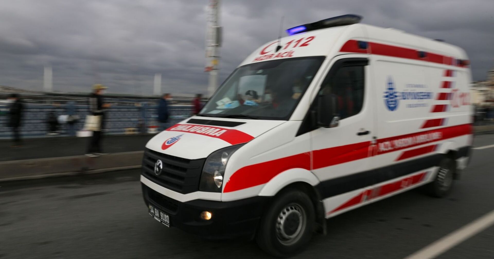 Türkischer Rettungswagen fährt schnell über eine Brücke