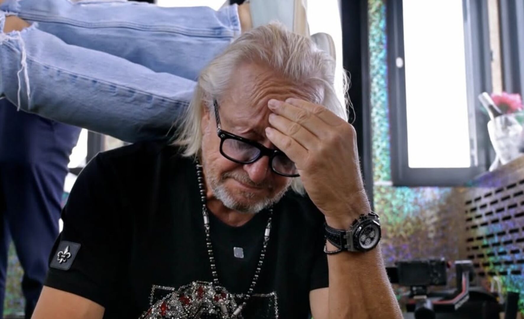 Robert Geiss mit Hand auf Stirn