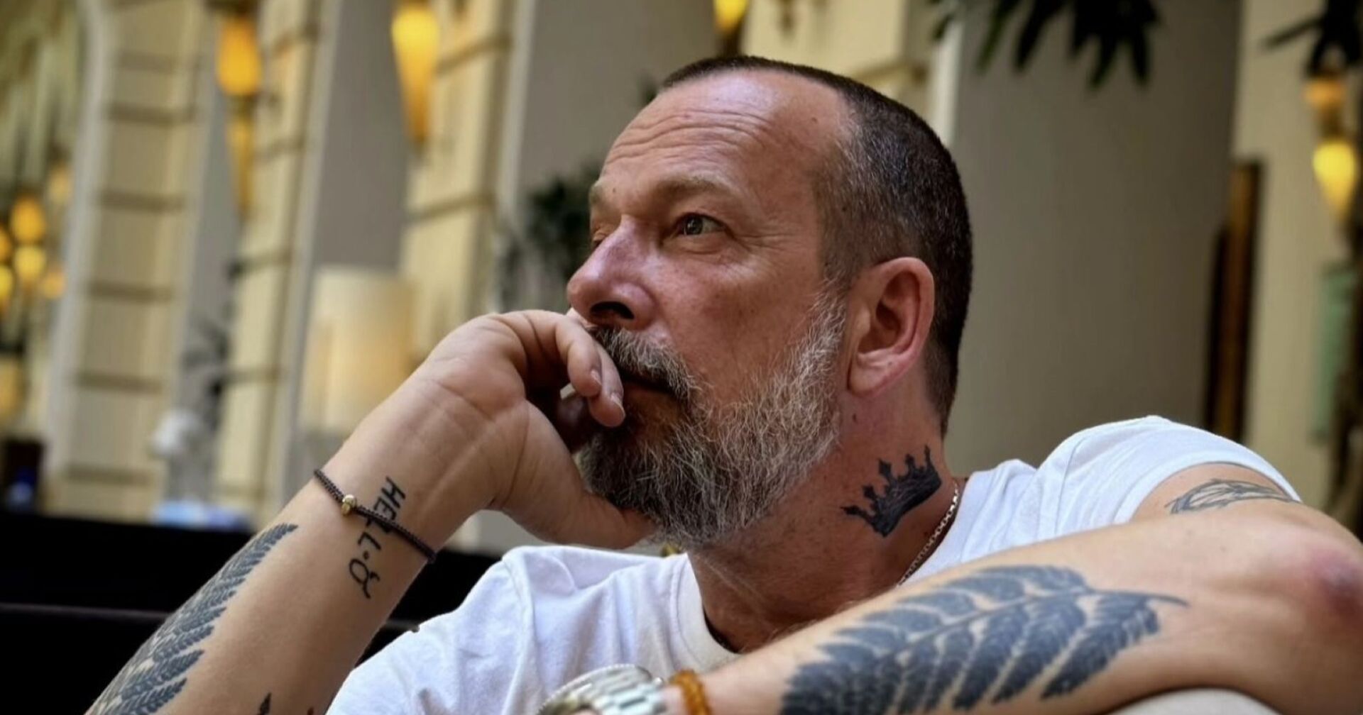 Robert Kratky blickt ernst in die Ferne