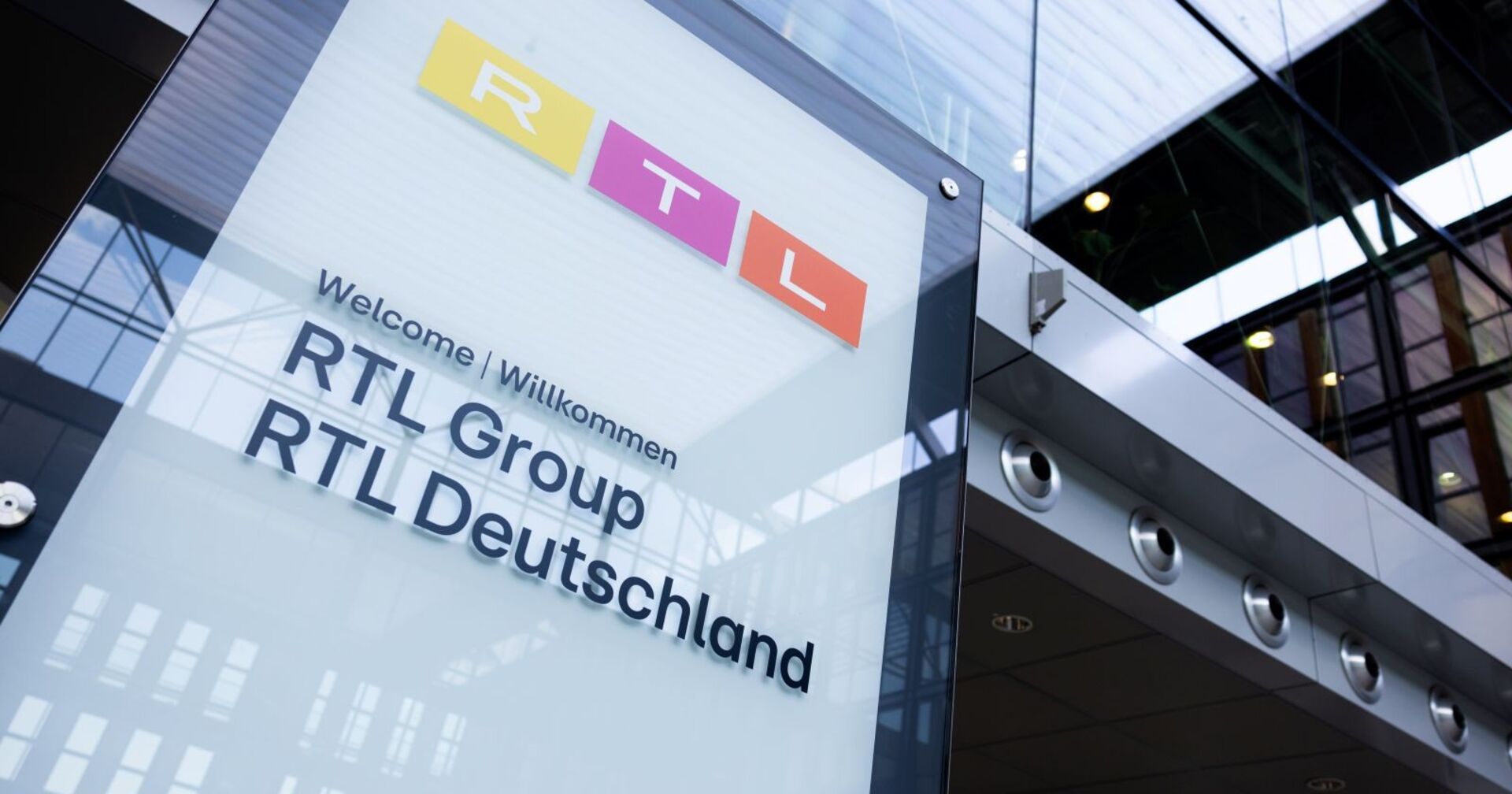 RTL Logo auf Tafel vor Gebäude